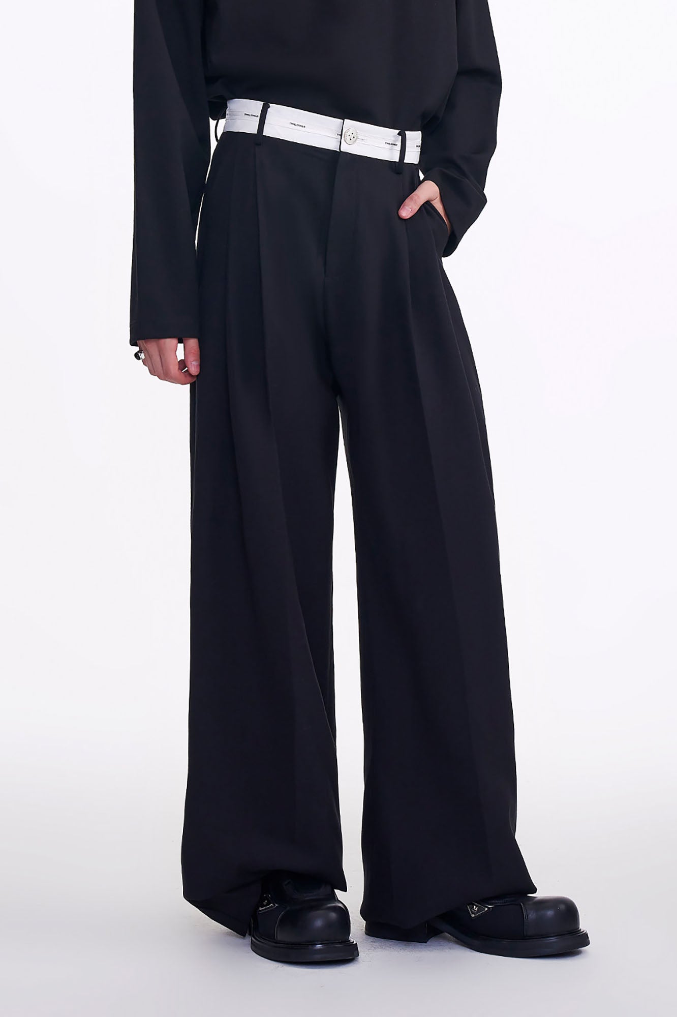 TIWILLTANG Contrast Panel Pleated Straight-Leg Pants