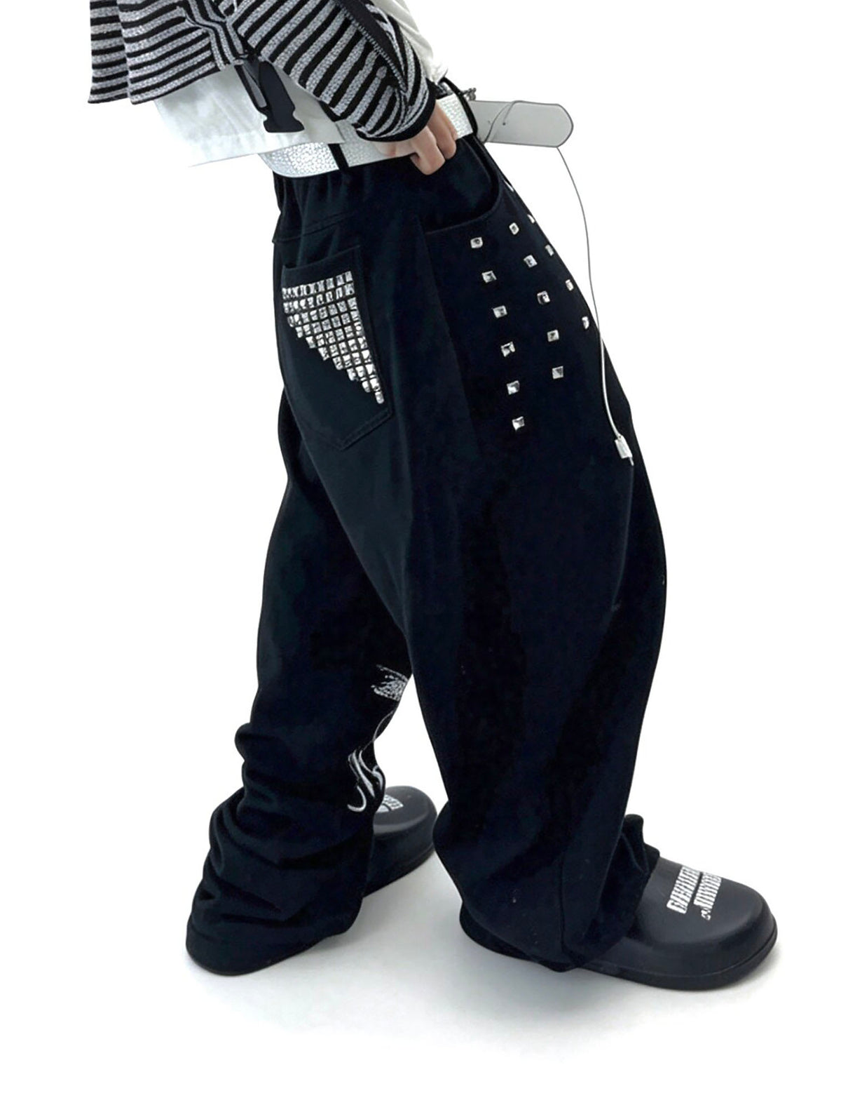 SAXGENWON Studded Graphic Straight-Leg Sweatpants