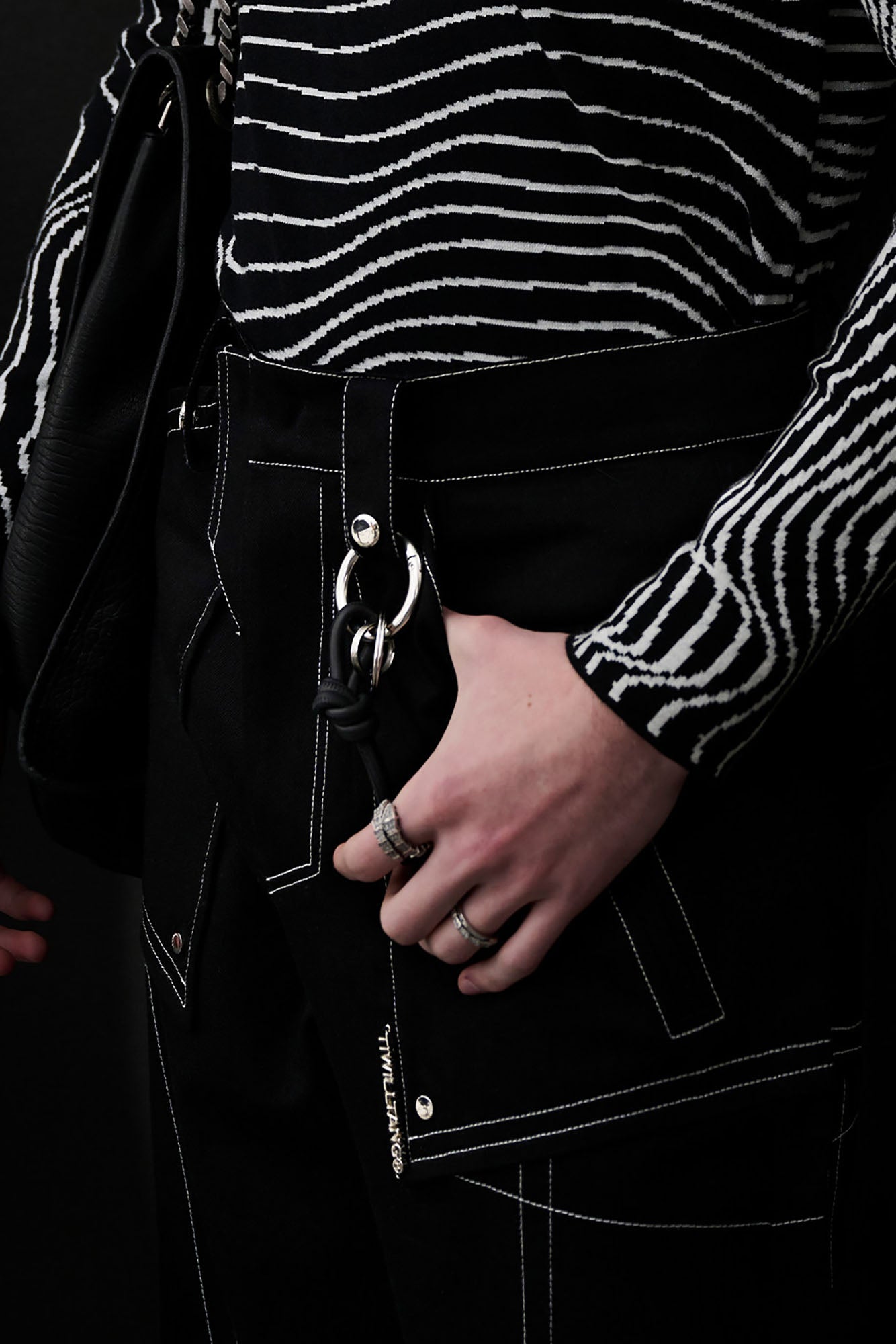 TIWILLTANG Contrast Stitched Straight-Leg Jeans