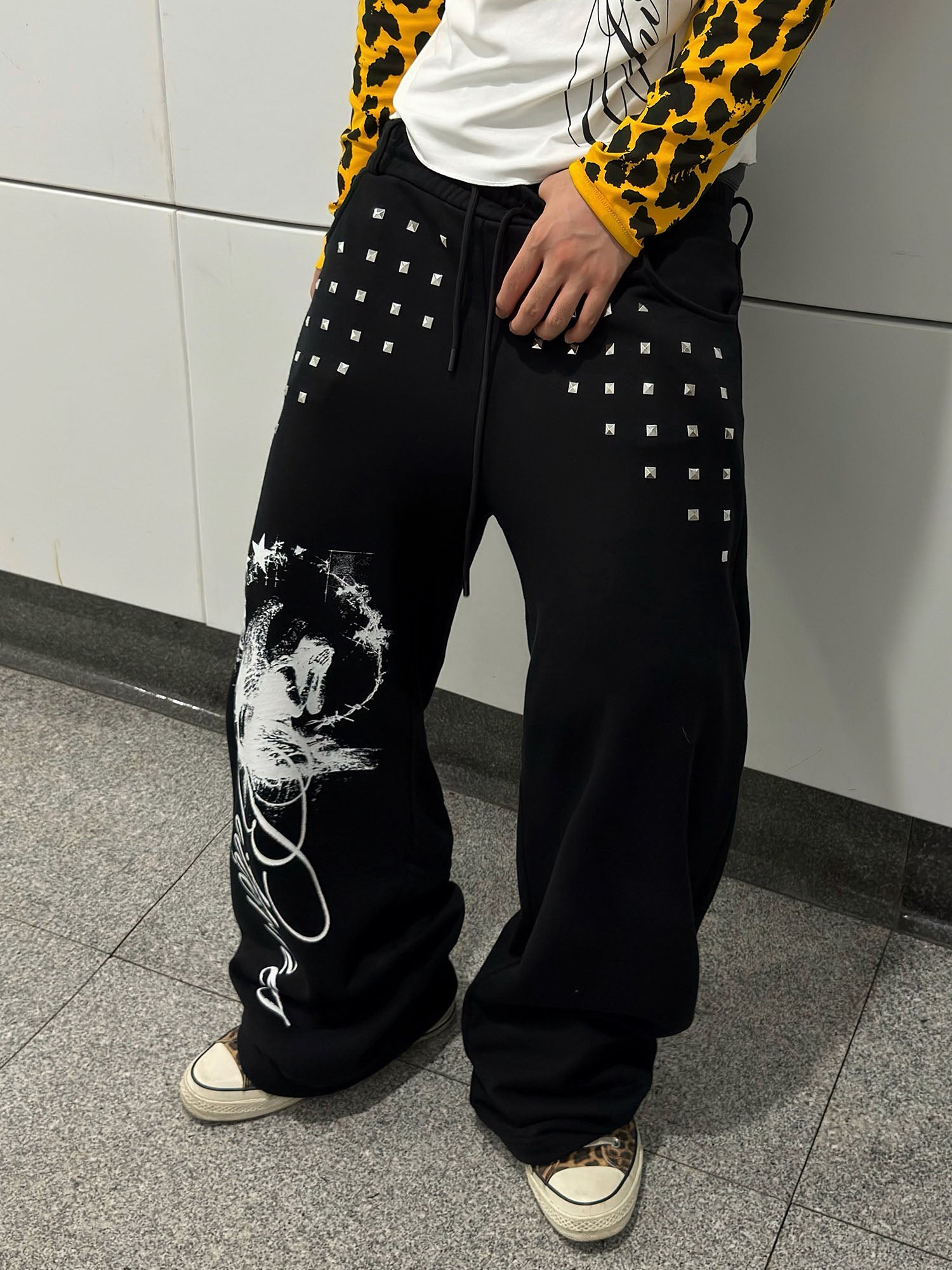 SAXGENWON Studded Graphic Straight-Leg Sweatpants
