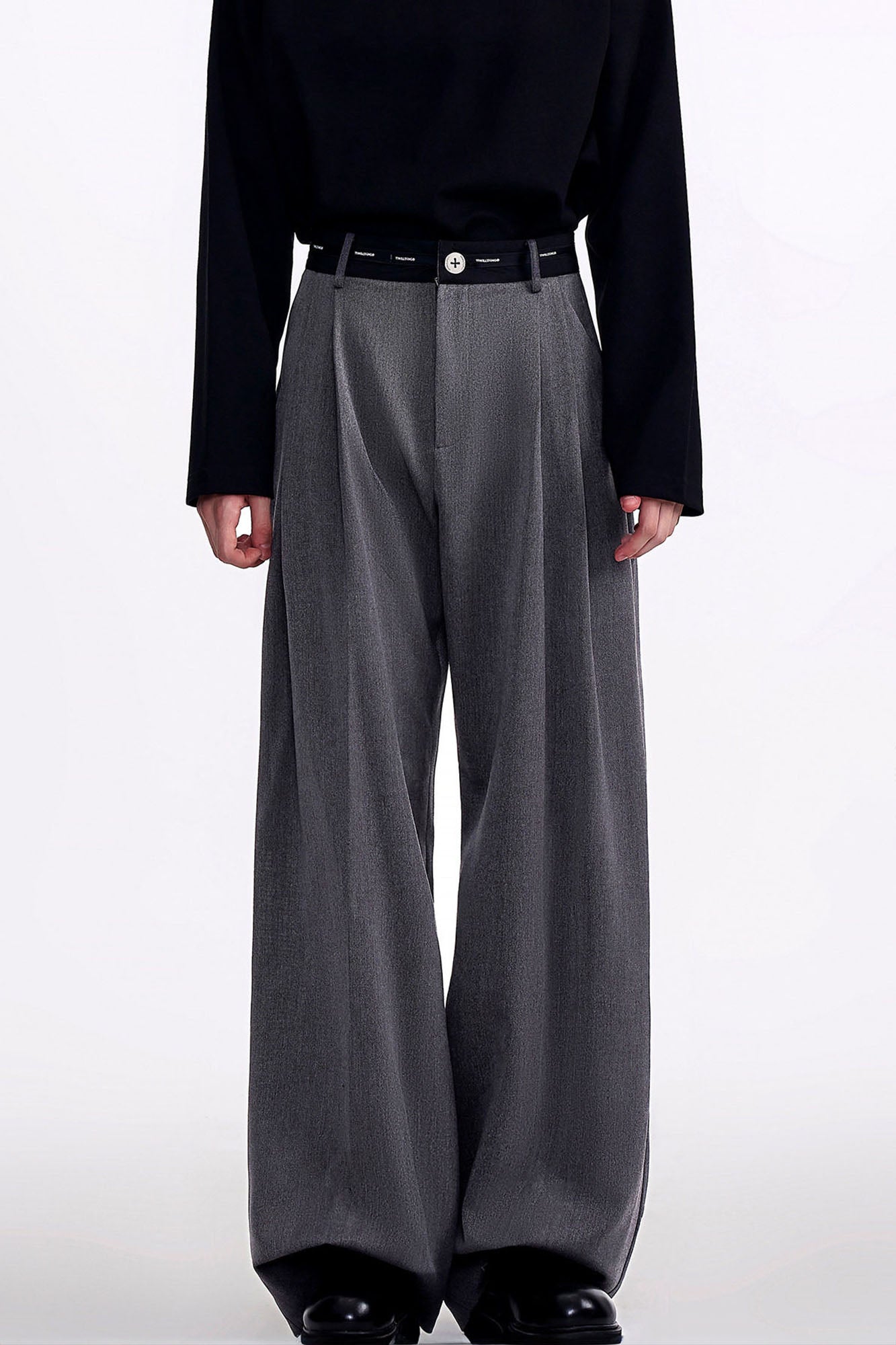 TIWILLTANG Contrast Panel Pleated Straight-Leg Pants