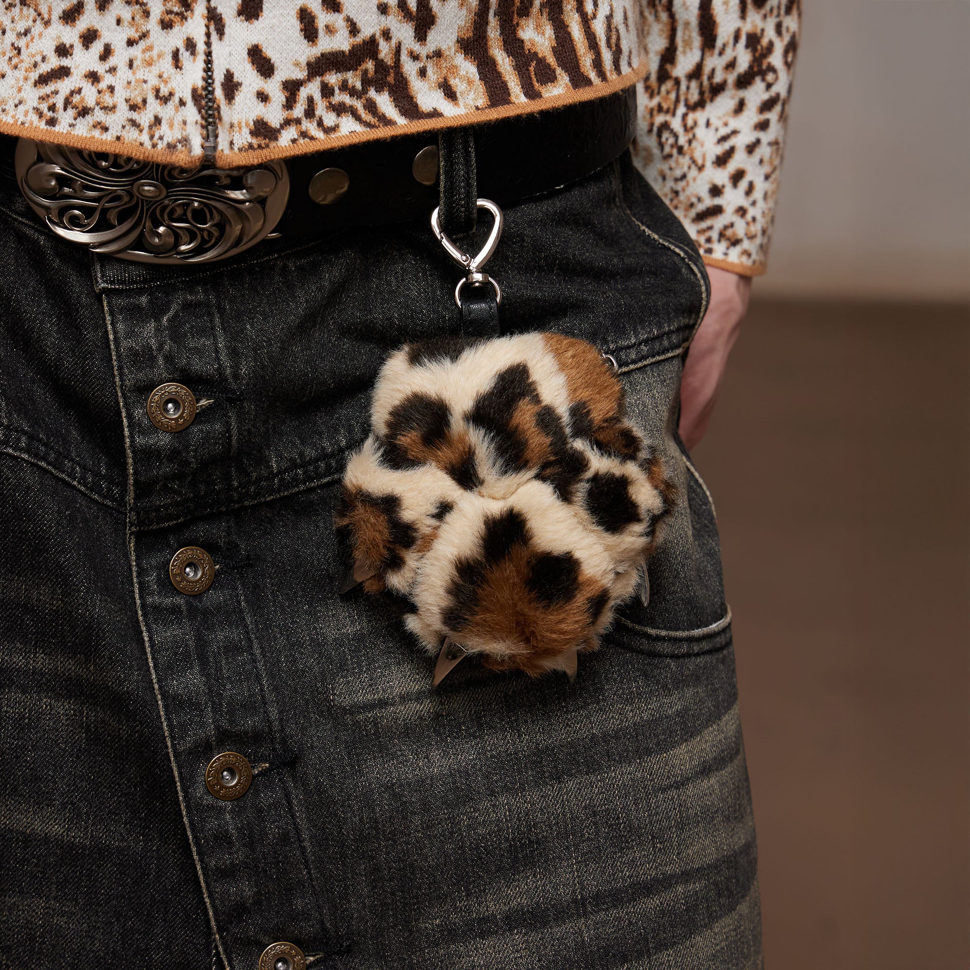 DND4DES Leopard Plush Paw Earbud Bag