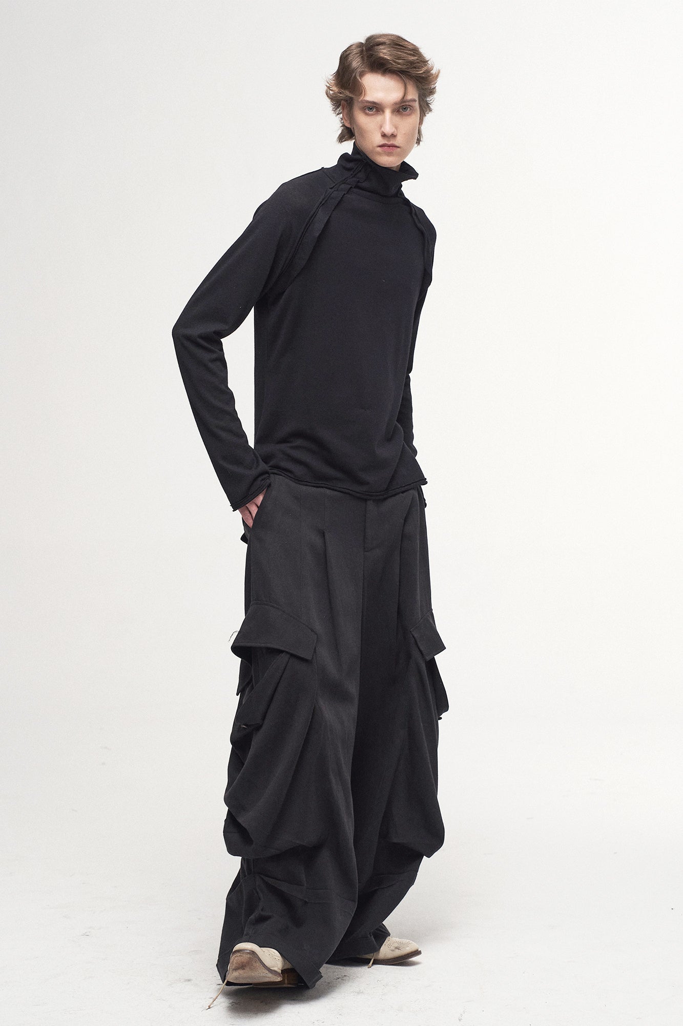 ILNya Nieternite Nifutur Ruffle Tape Shoulder Long Sleeve Tee