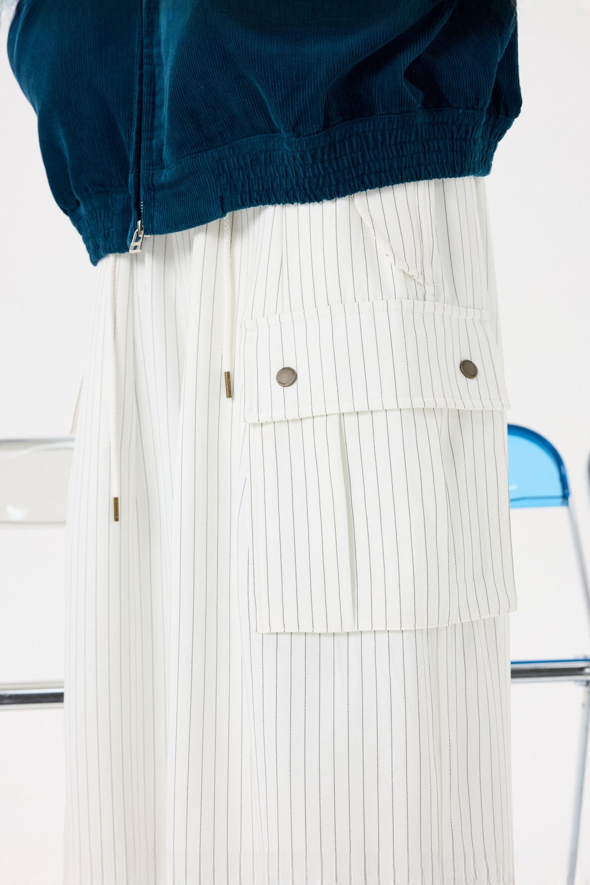 UNLIMITED MOTE Striped Drawstring Balloon Wide-Leg Cargo Pants — half body · White