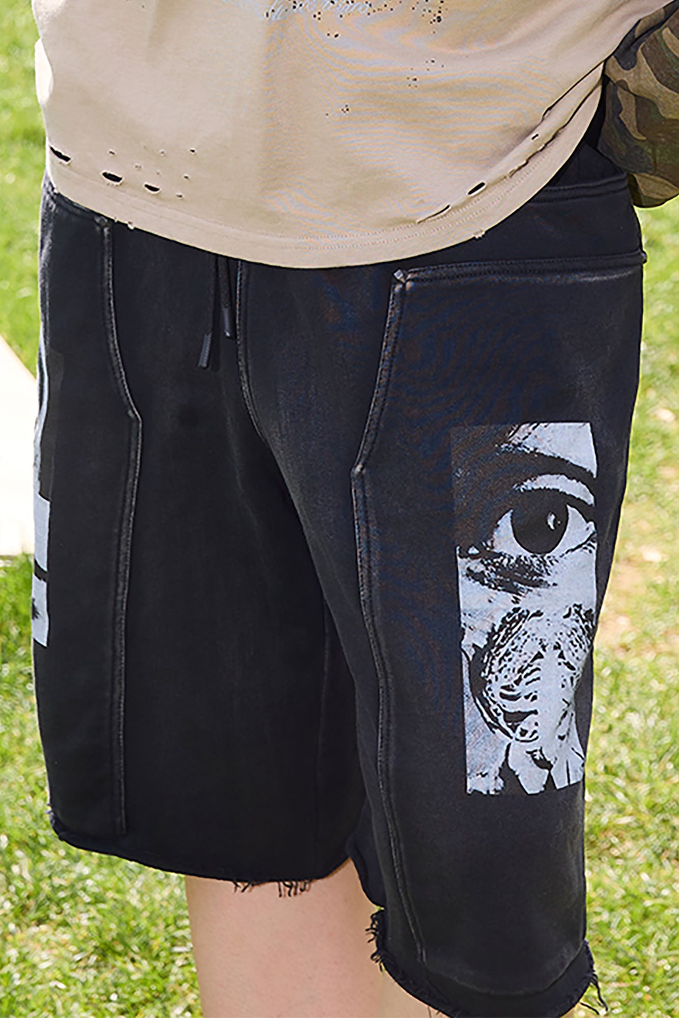 ERROR CODE ROBOT Distressed Double-Knee Rivet Shorts