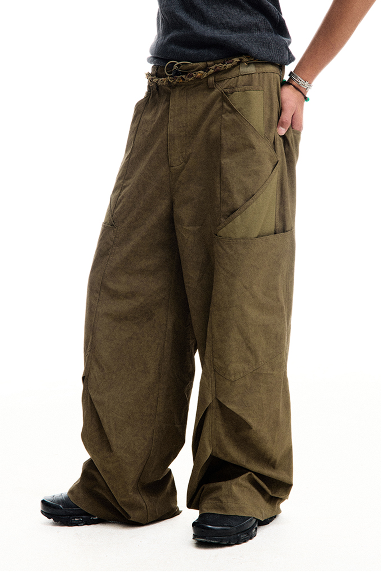 CONPCONP Pocket Pleated Curved Wide-Leg Cargo Pants