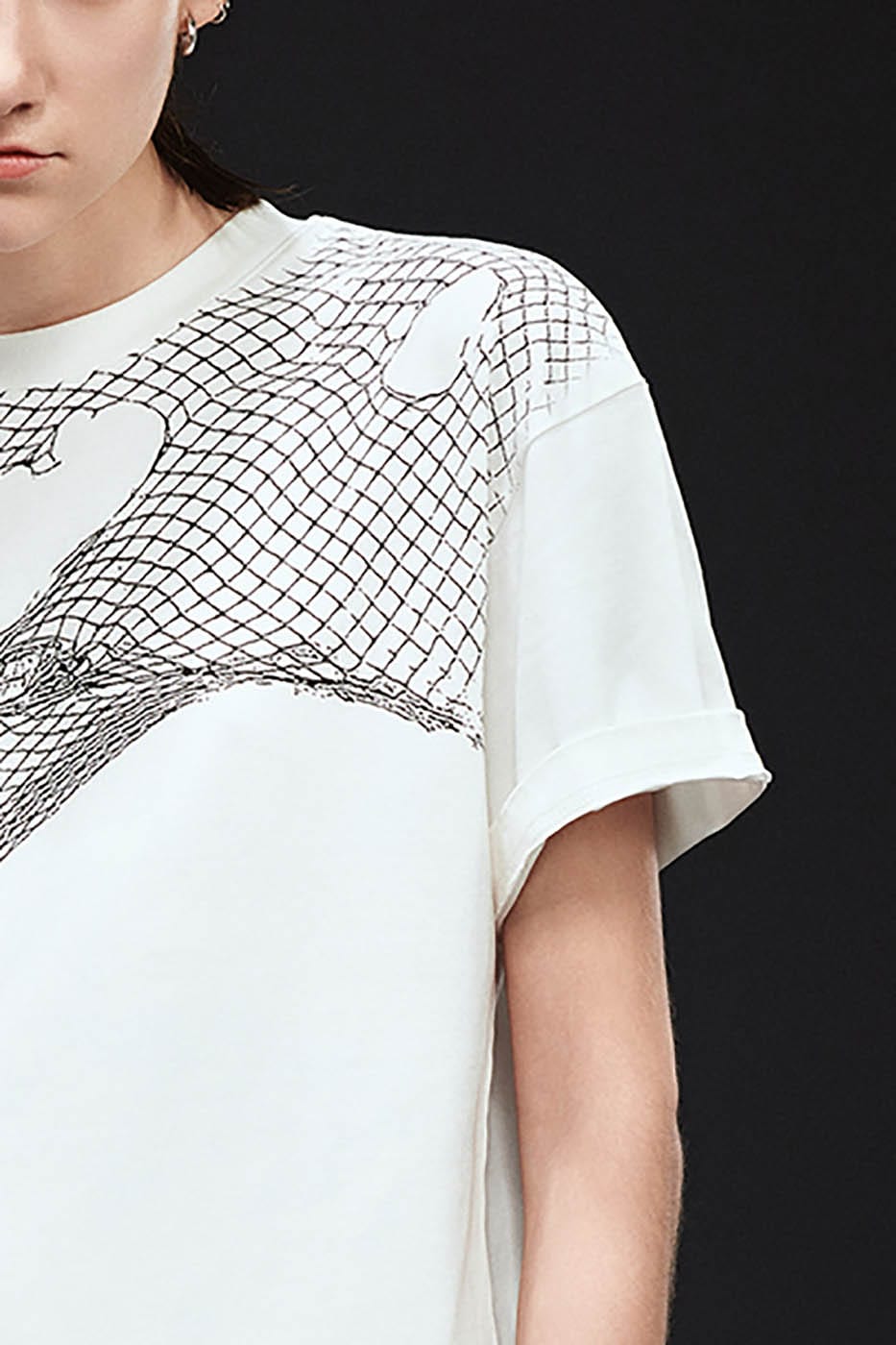 ARTIFICIAL WORLD Broken Mesh Graphic T-Shirt