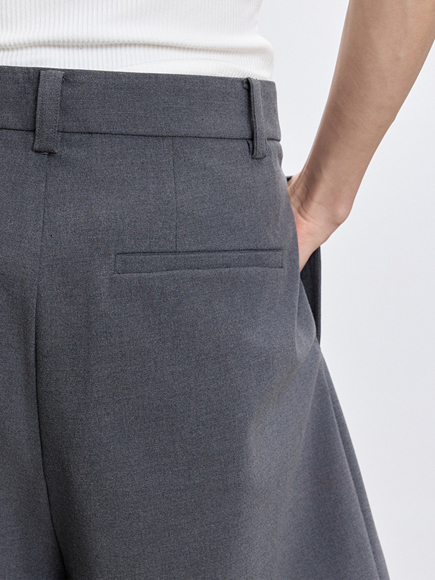 TUIMU Pleated Wide-Leg Shorts
