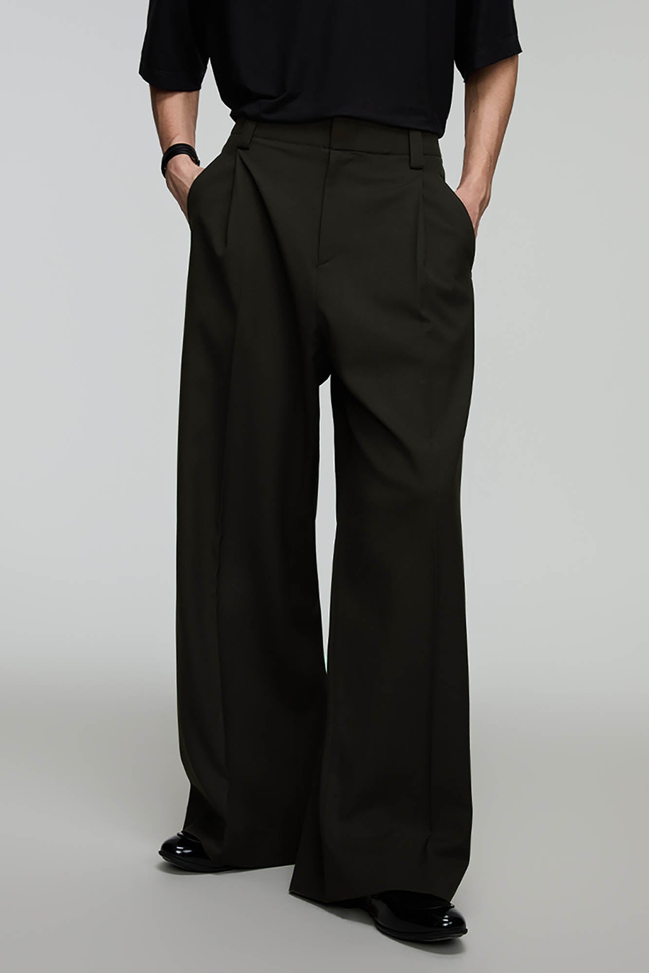 OPICLOTH Pleated Tapered Waist Straight-Leg Trousers