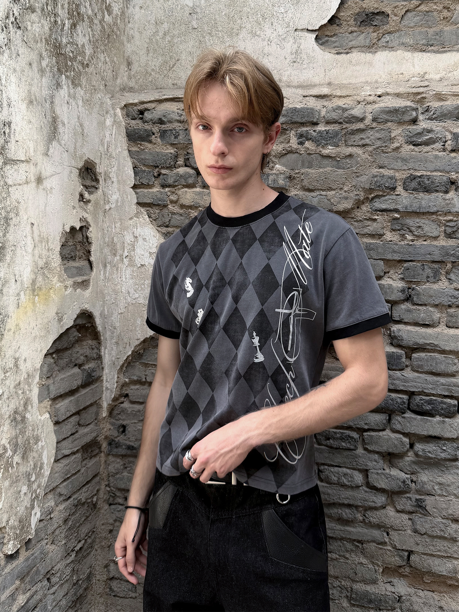 ESAIAS Washed Argyle Graphic T-Shirt