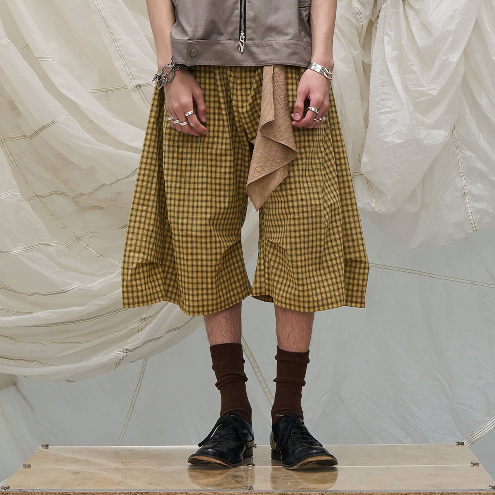 RELABEL Detachable Scarf Grid Pleated Shorts