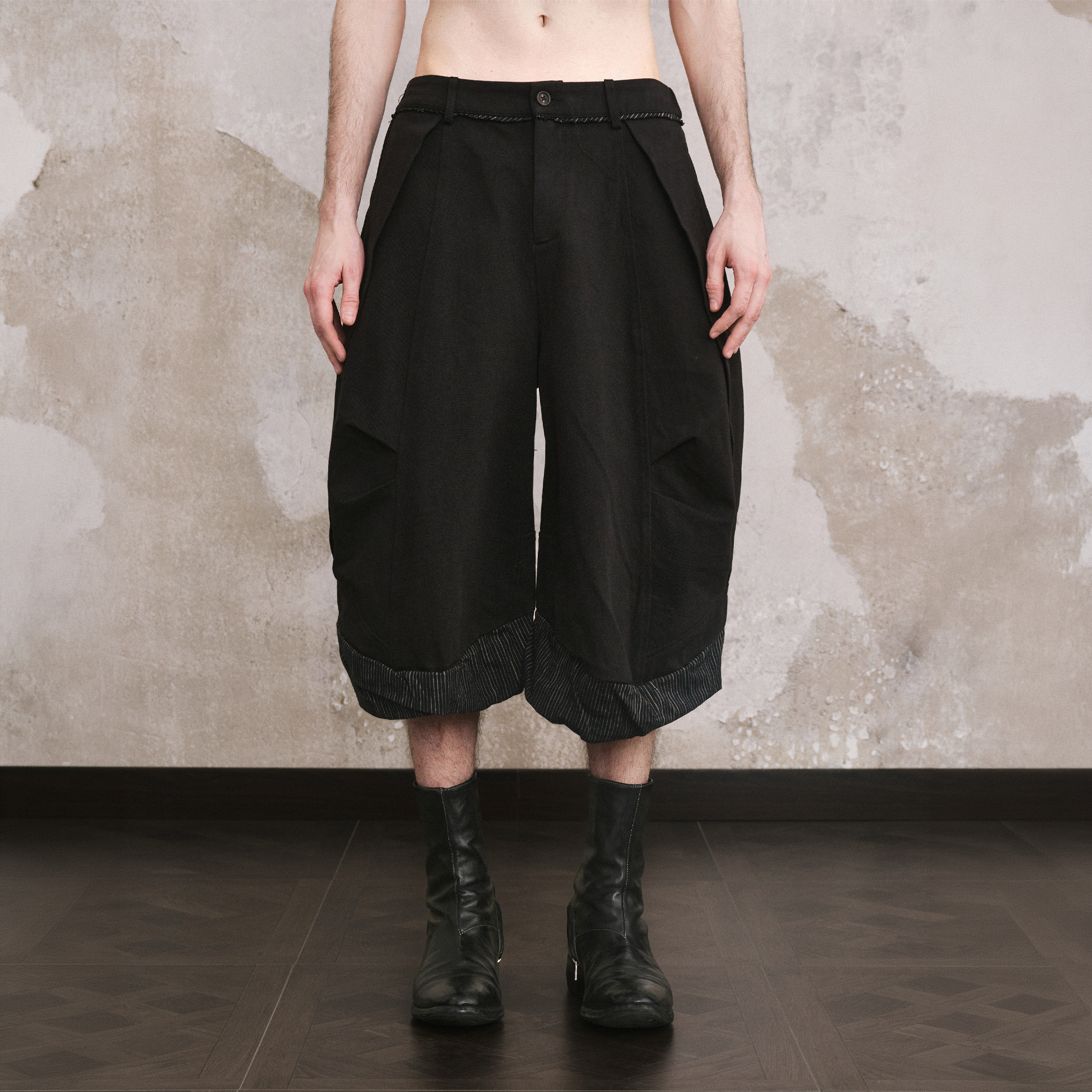 ILNya Nieternite Nifutur Crinkled Curved Cropped Pants Black