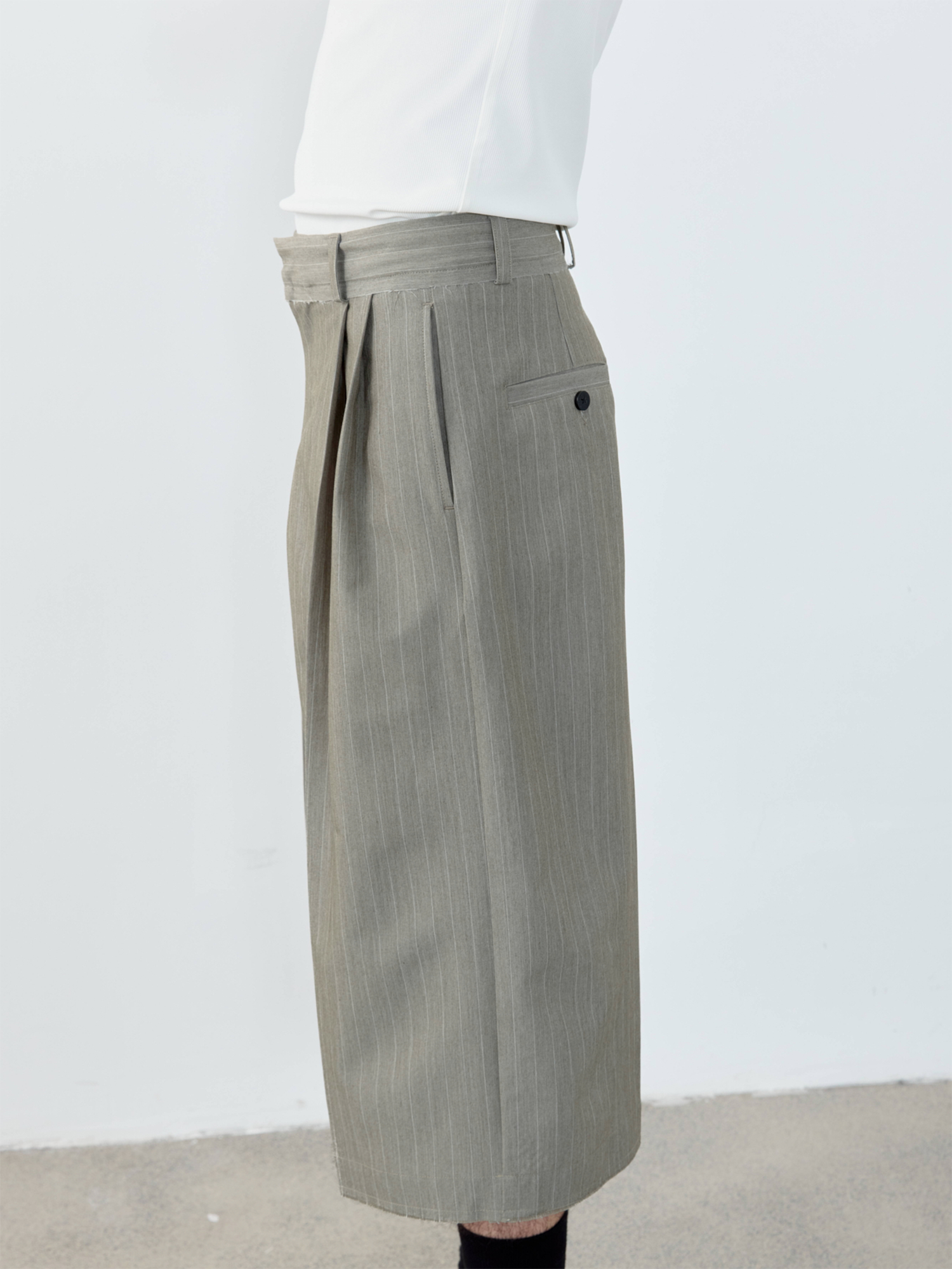 GRAINMUSTARD Classic High-Waist Pinstripe Pleated Cropped Shorts