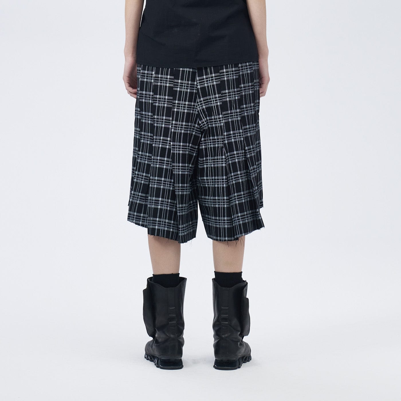 ARTIFICIAL WORLD Raw-Edge Plaid Wide-Leg Shorts, premium urban and streetwear designers apparel on PROJECTISR.com, ARTIFICIAL WORLD