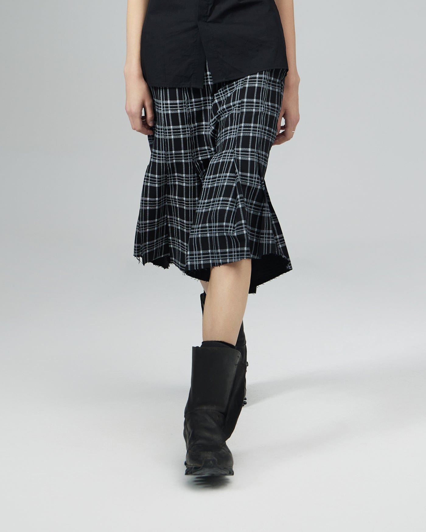 ARTIFICIAL WORLD Raw-Edge Plaid Wide-Leg Shorts, premium urban and streetwear designers apparel on PROJECTISR.com, ARTIFICIAL WORLD