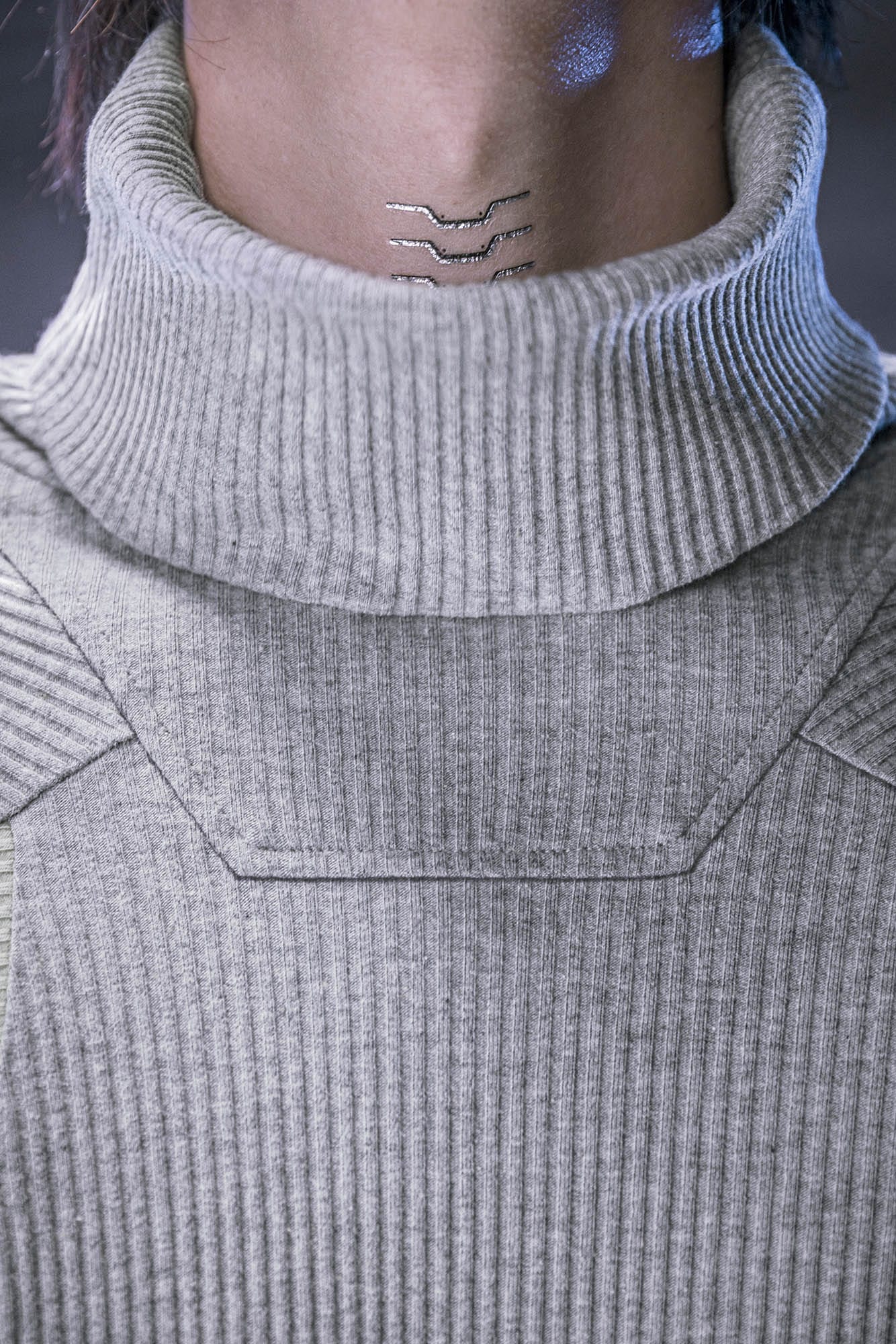 XIPHEVIL Ribbed Paneled Turtleneck Long-Sleeve Tee Grey