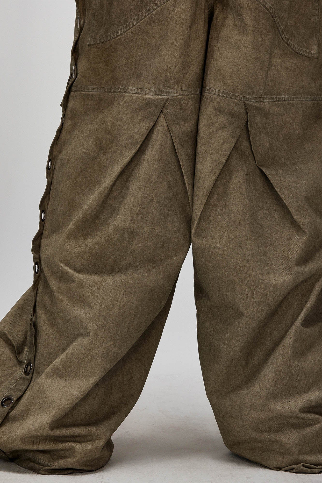 FLYERRER Distressed Eyelet-Side Big-Pocket Pleated-Knee Cargo