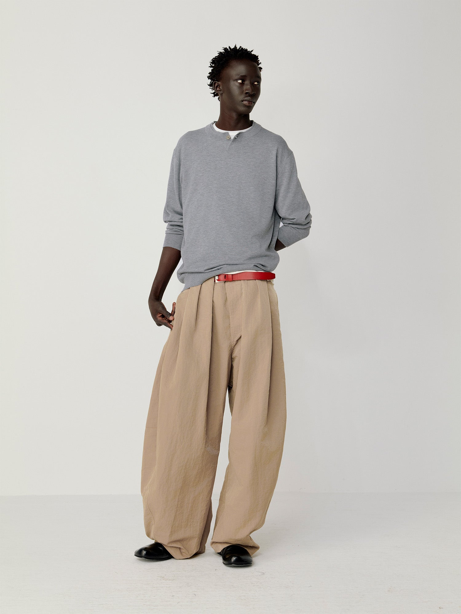 OPICLOTH Pleat Belted Curve Trousers