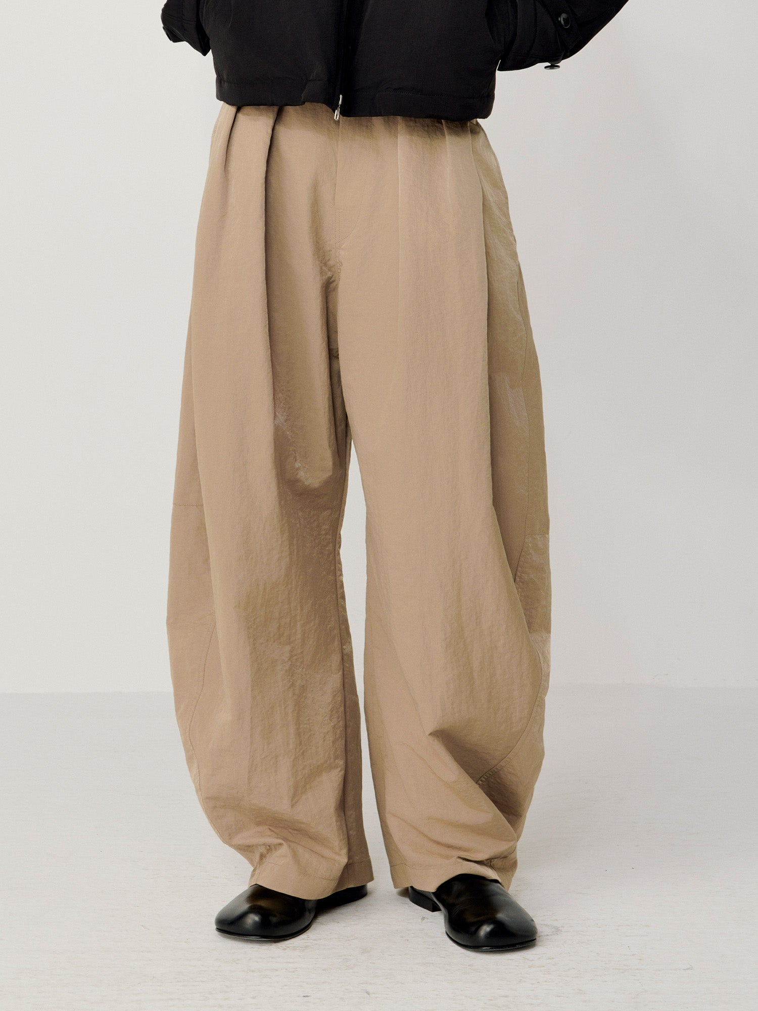 OPICLOTH Pleat Belted Curve Trousers
