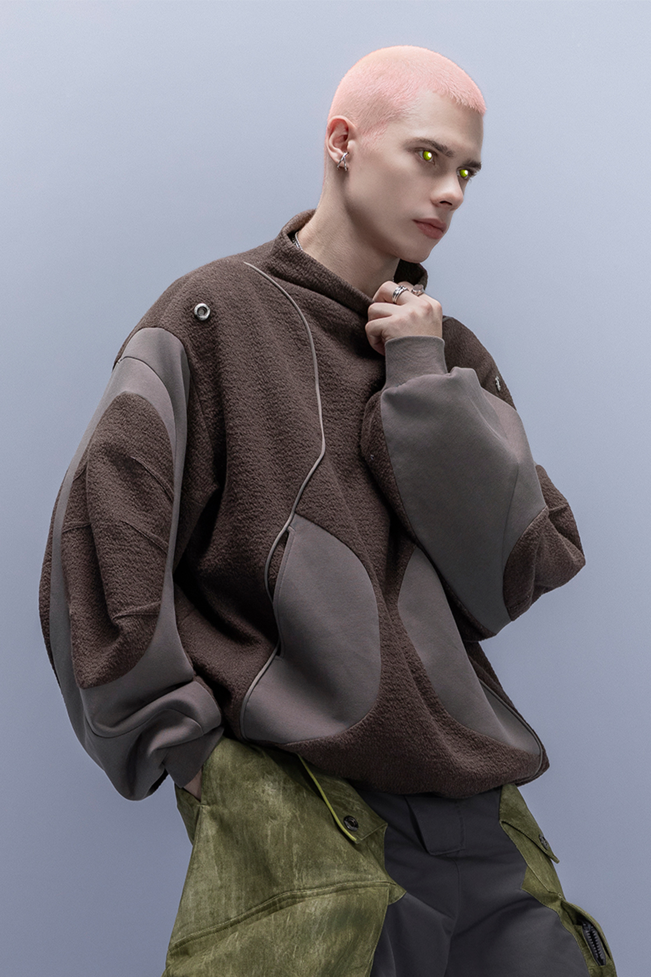 XIPHEVIL Fleece-Panel Saber-Sleeve Sweatshirt Coffee