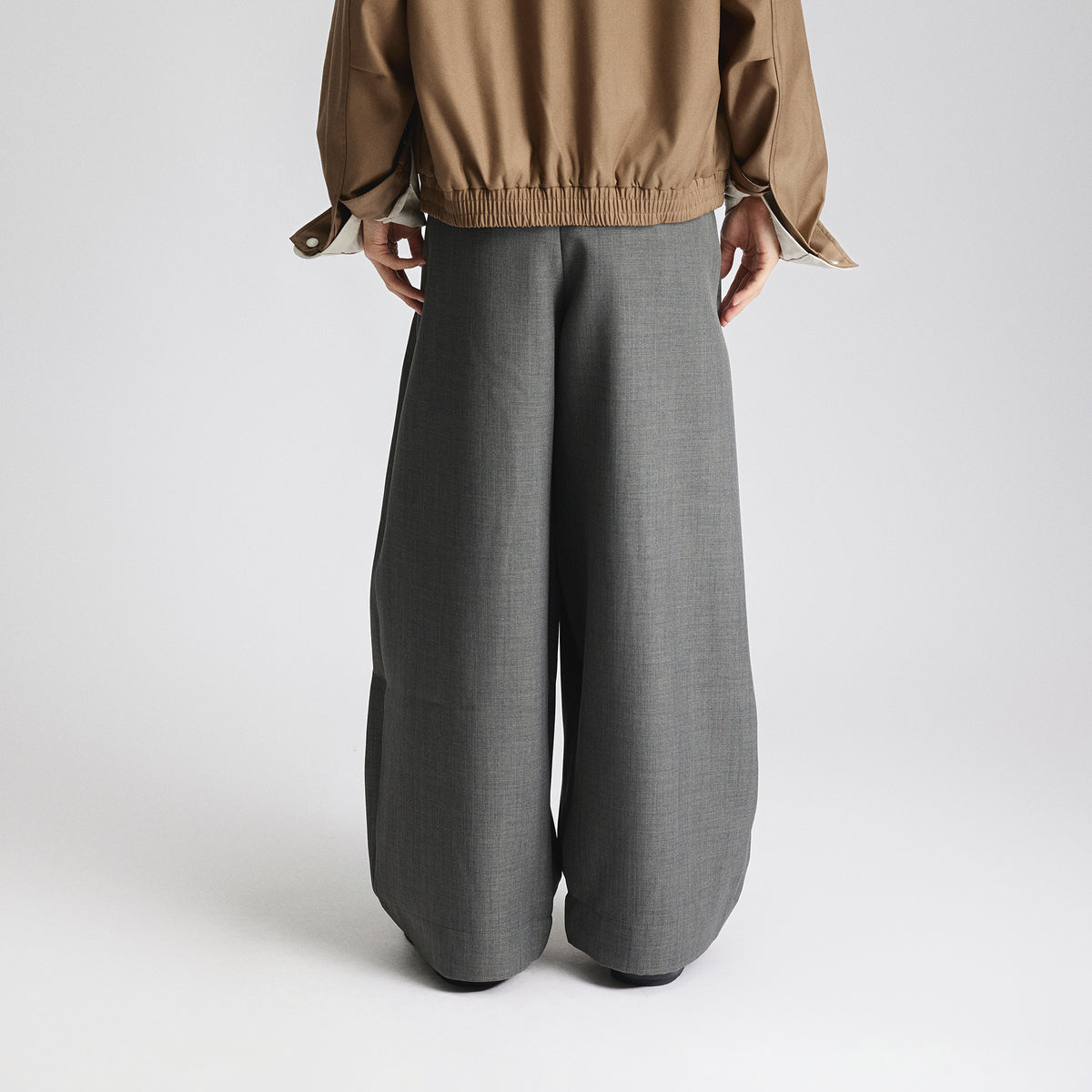 SAMMOKONPA Curved Silhouette Wide-Leg Trousers
