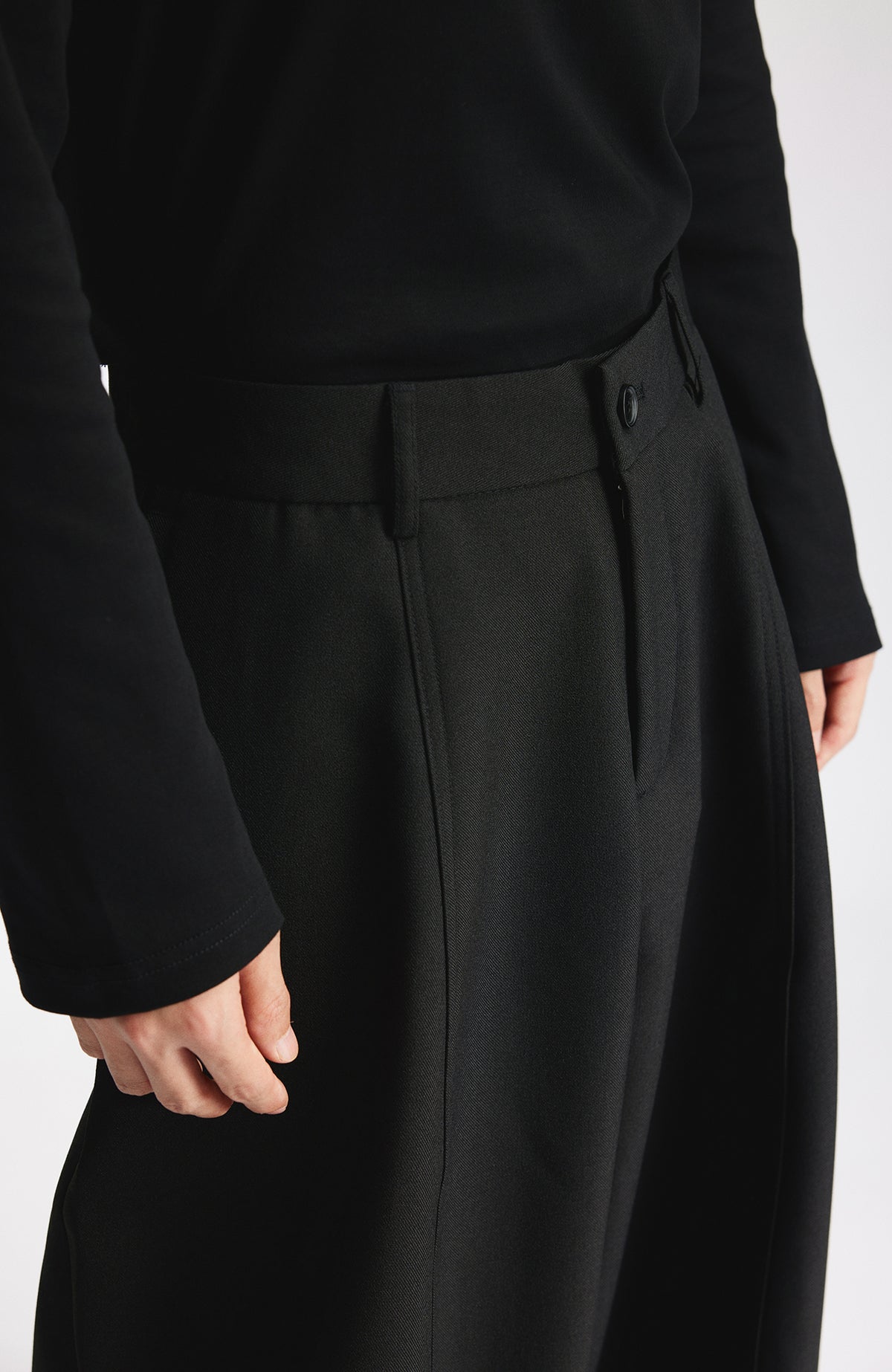 SAMMOKONPA Curved Silhouette Wide-Leg Trousers