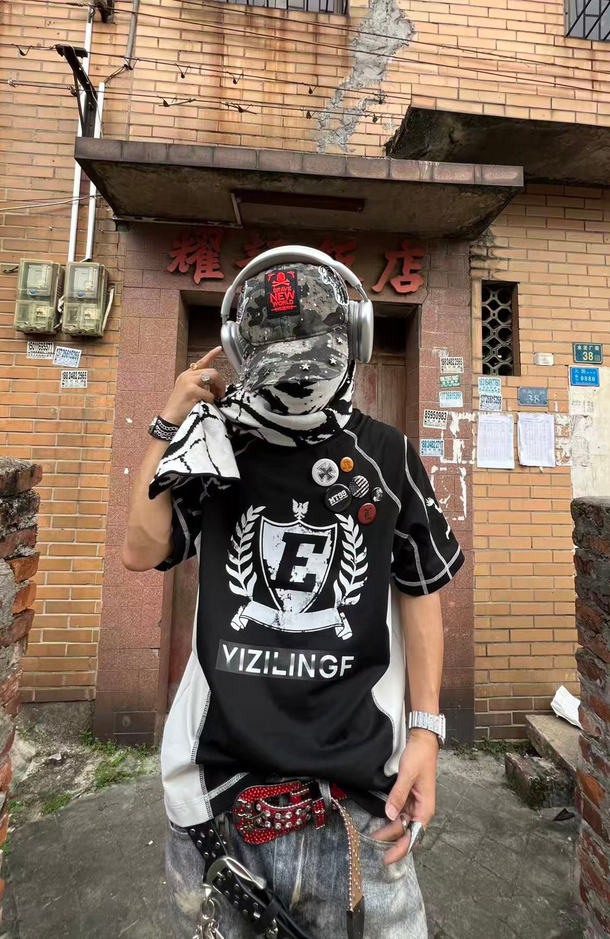 YIZILINGF Punk Spliced Badge Oversized T-Shirt