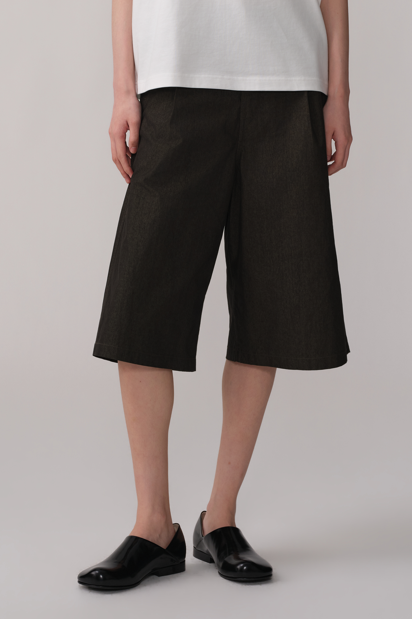 OPICLOTH Retro Pleated Wide-Leg Cropped Shorts, premium urban and streetwear designers apparel on PROJECTISR.com, OPICLOTH