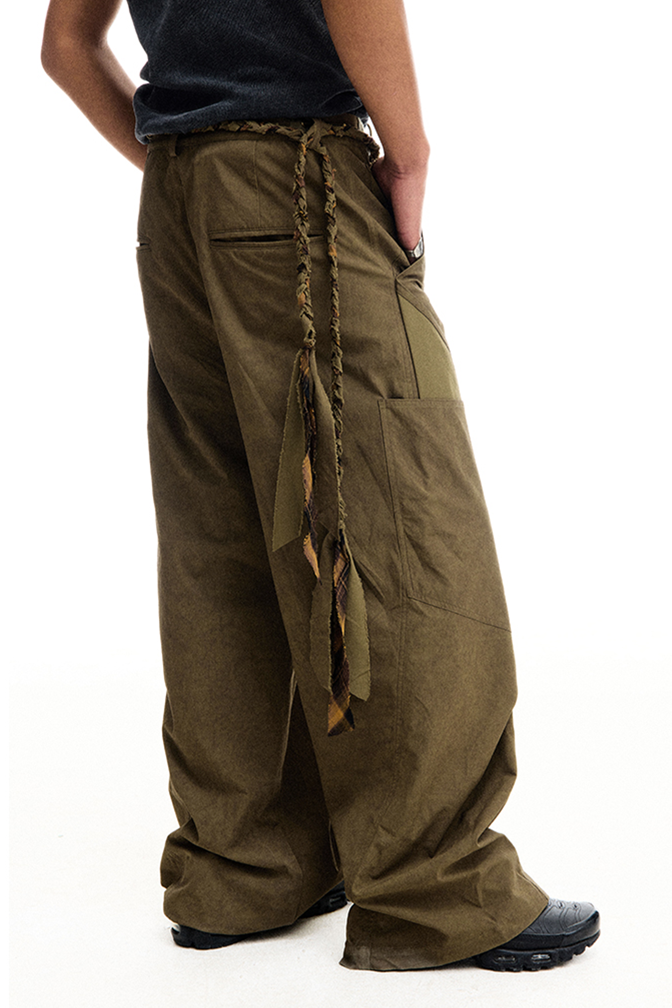 CONPCONP Pocket Pleated Curved Wide-Leg Cargo Pants