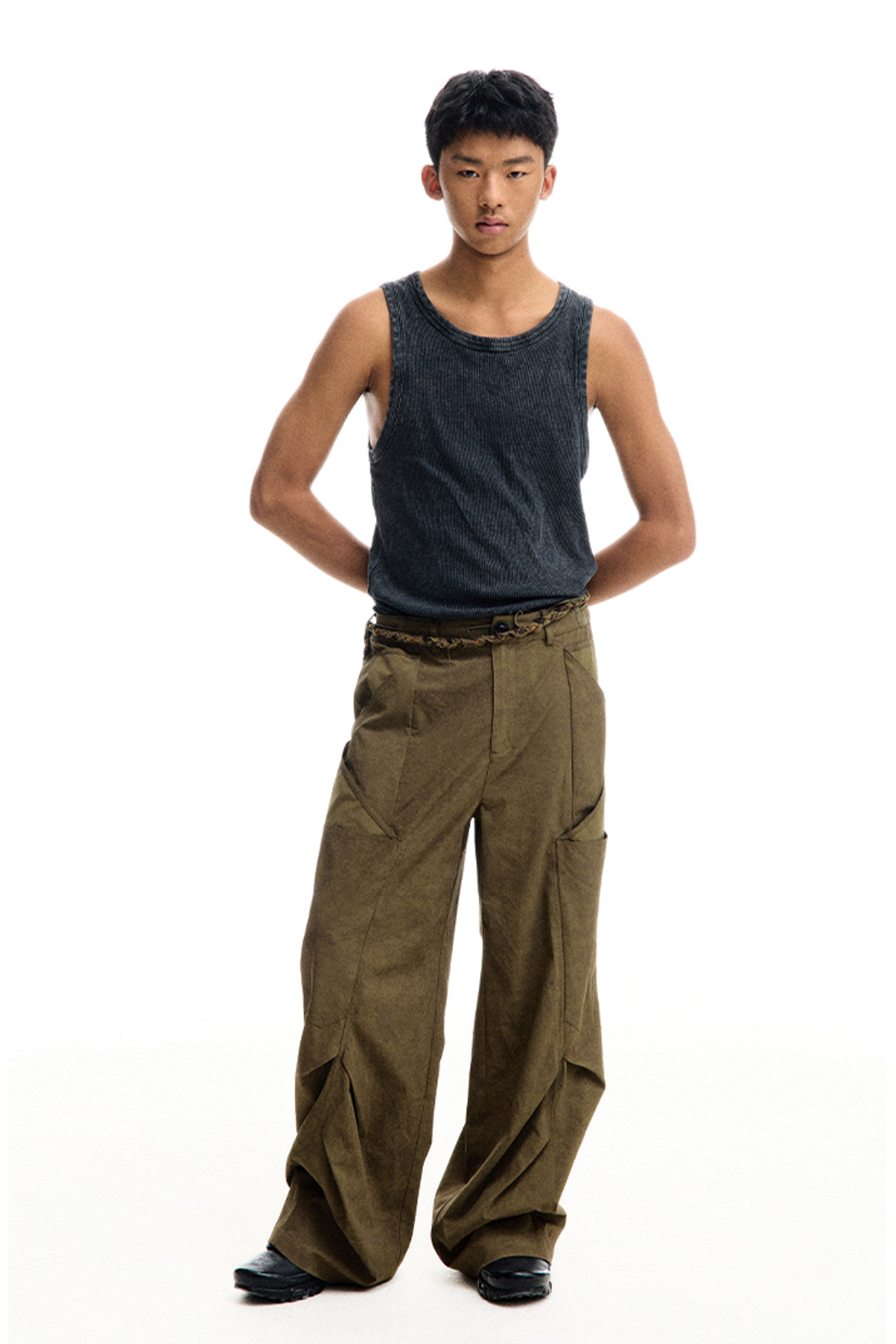 CONPCONP Pocket Pleated Curved Wide-Leg Cargo Pants