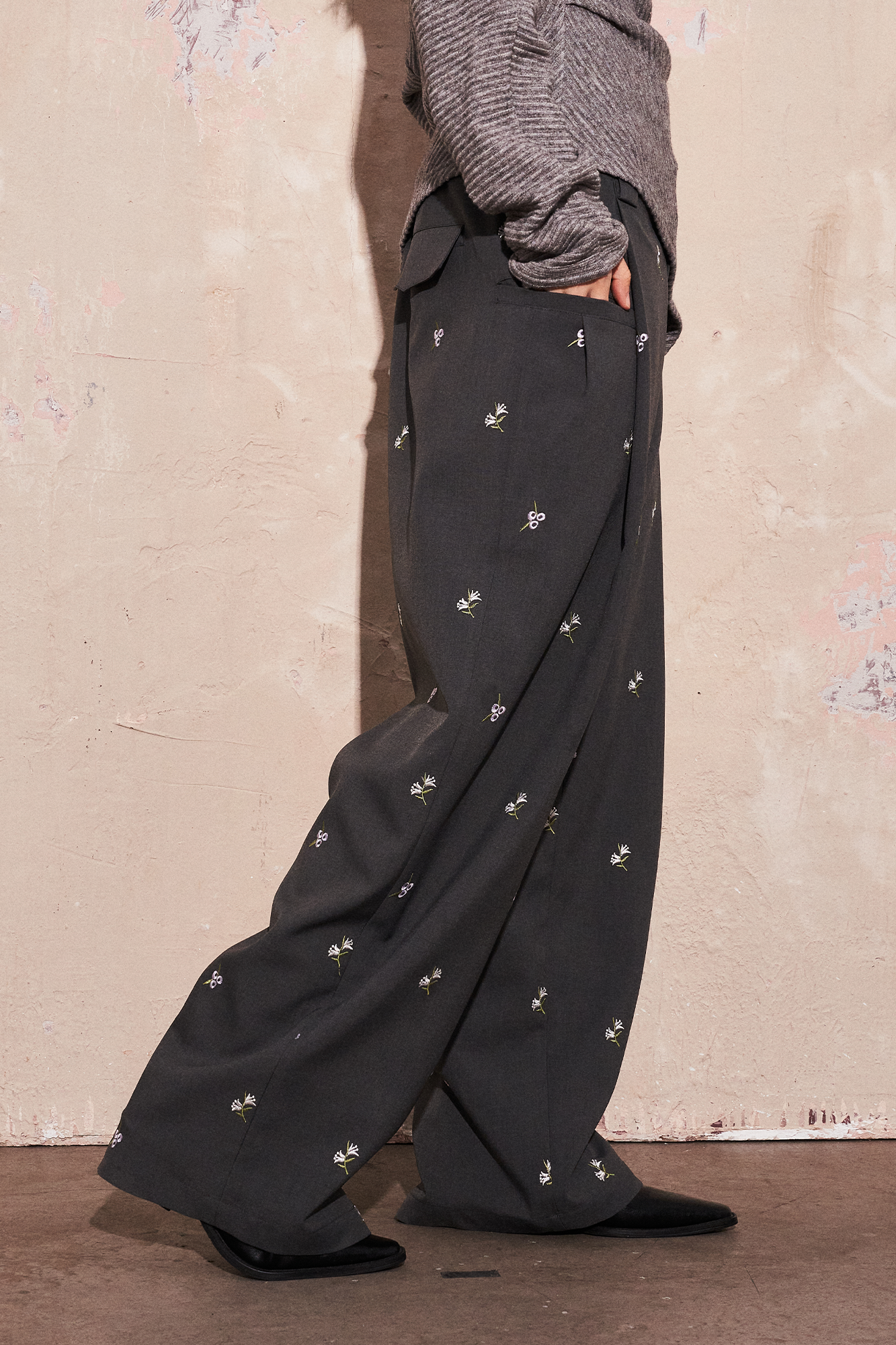 SAME FLOW Floral Embroidery Pleated Wide-Leg Trousers