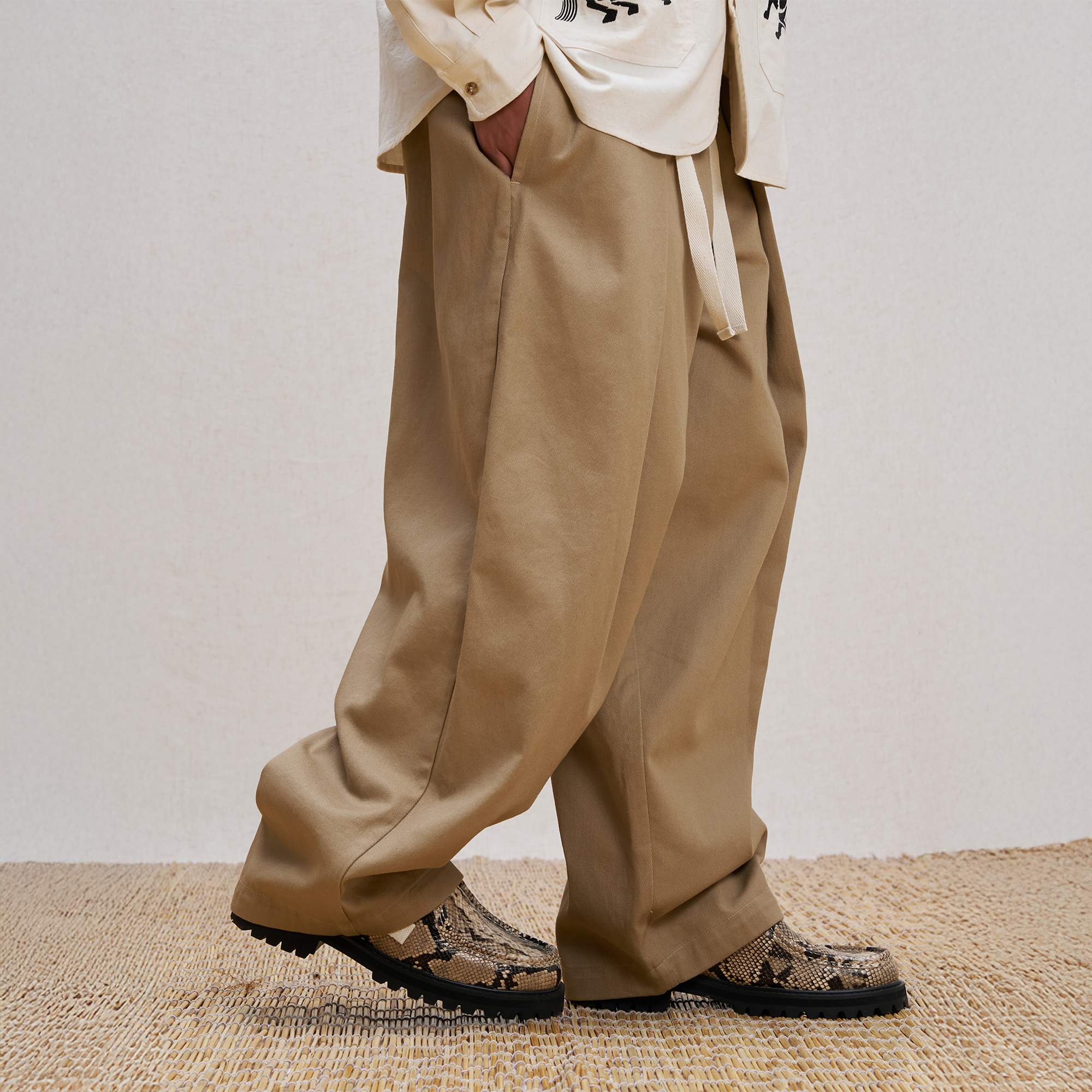 UNLIMITED MOTE Pleated Herringbone Wide-Leg Trousers