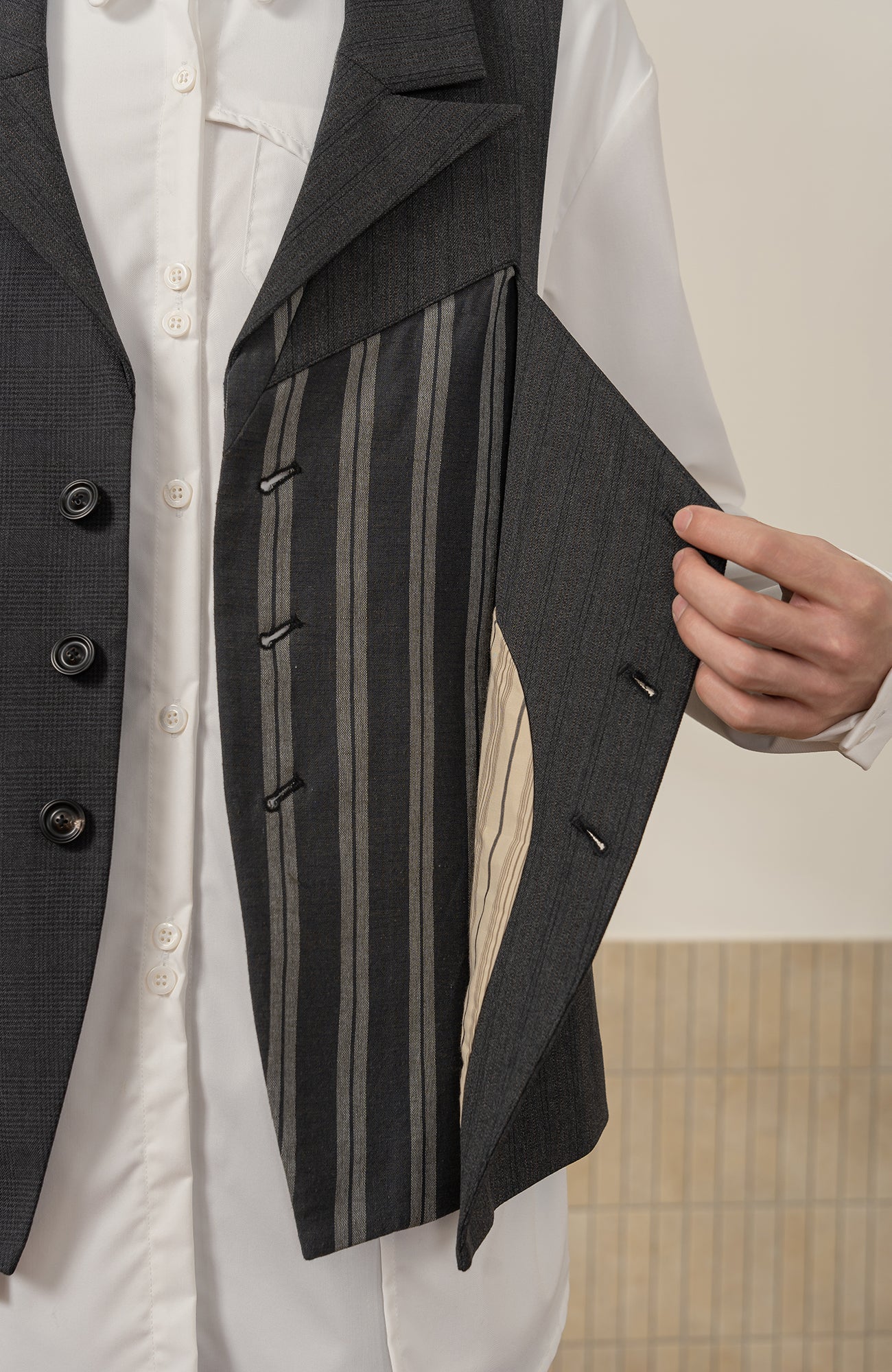 MOITIEDEPETALE Stripe-Spliced Double Layer Vest