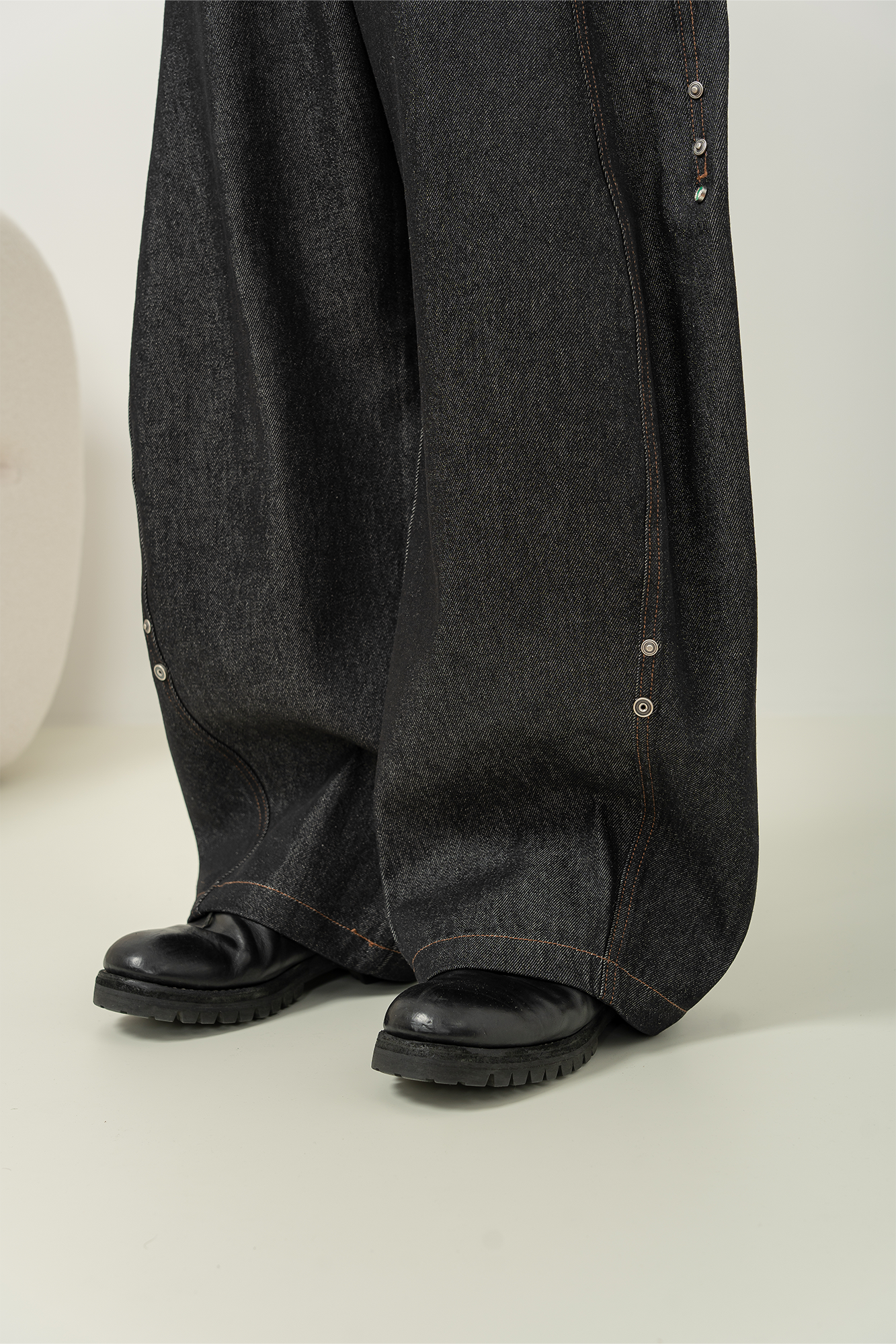 MOITIEDEPETALE Panel Stited Rivet Balloon-Leg Raw Jeans