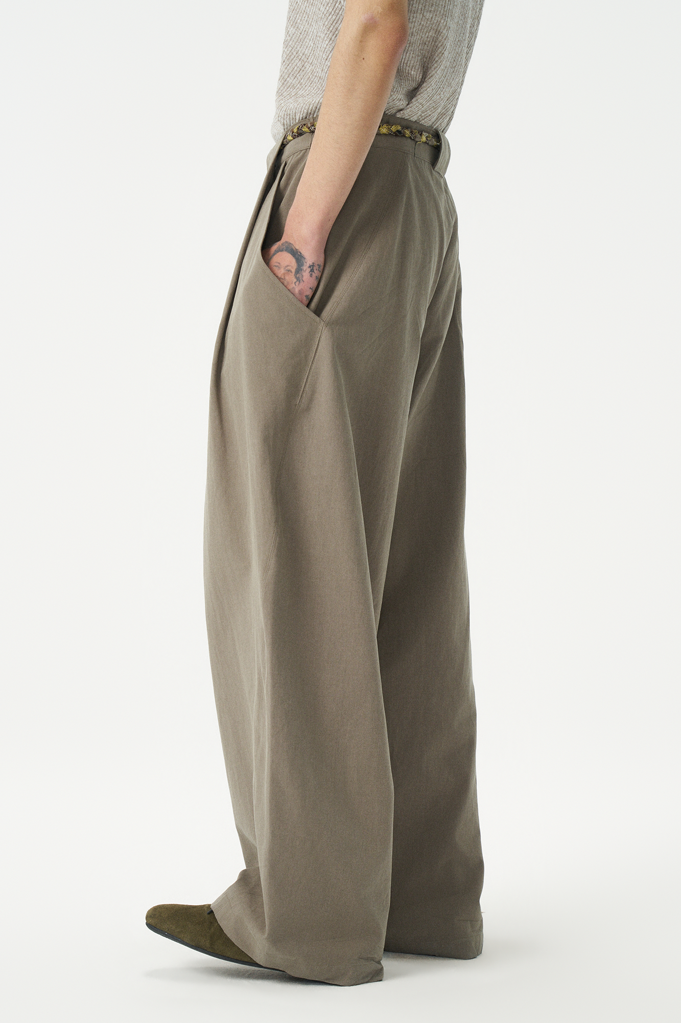 GONGHE REPUB Tie-Waist Pleated Wide-Leg Pants