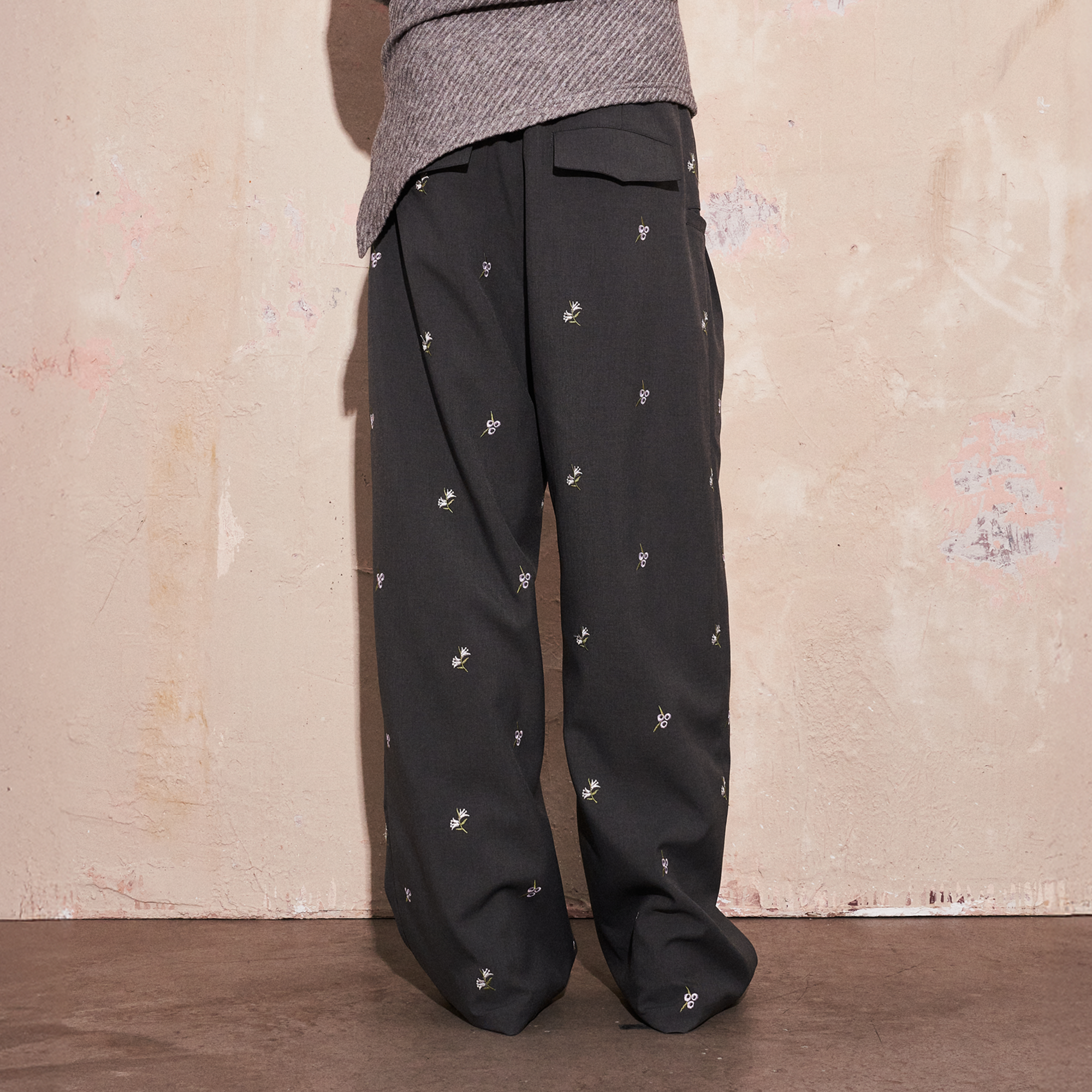 SAME FLOW Floral Embroidery Pleated Wide-Leg Trousers