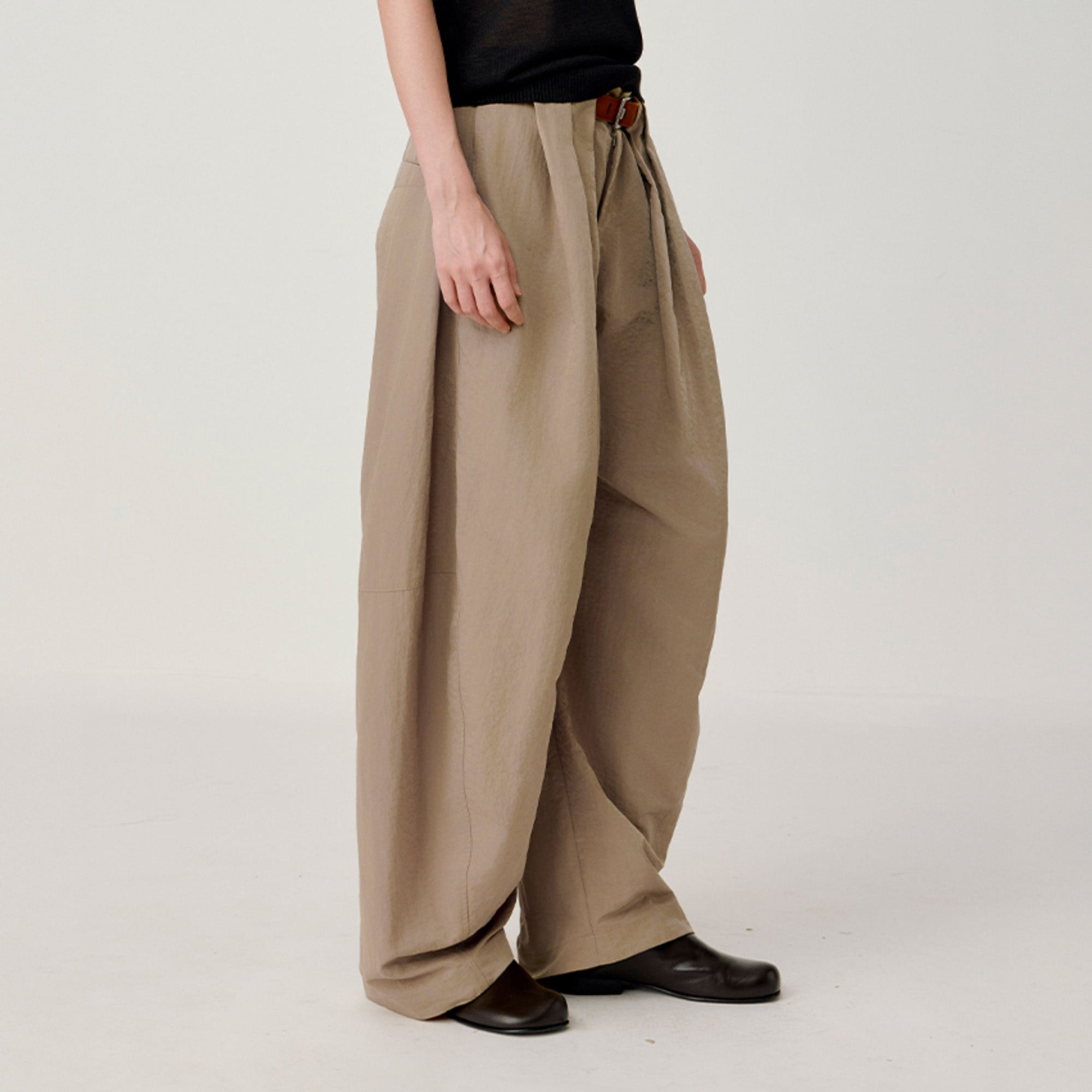 OPICLOTH Pleat Belted Curve Trousers