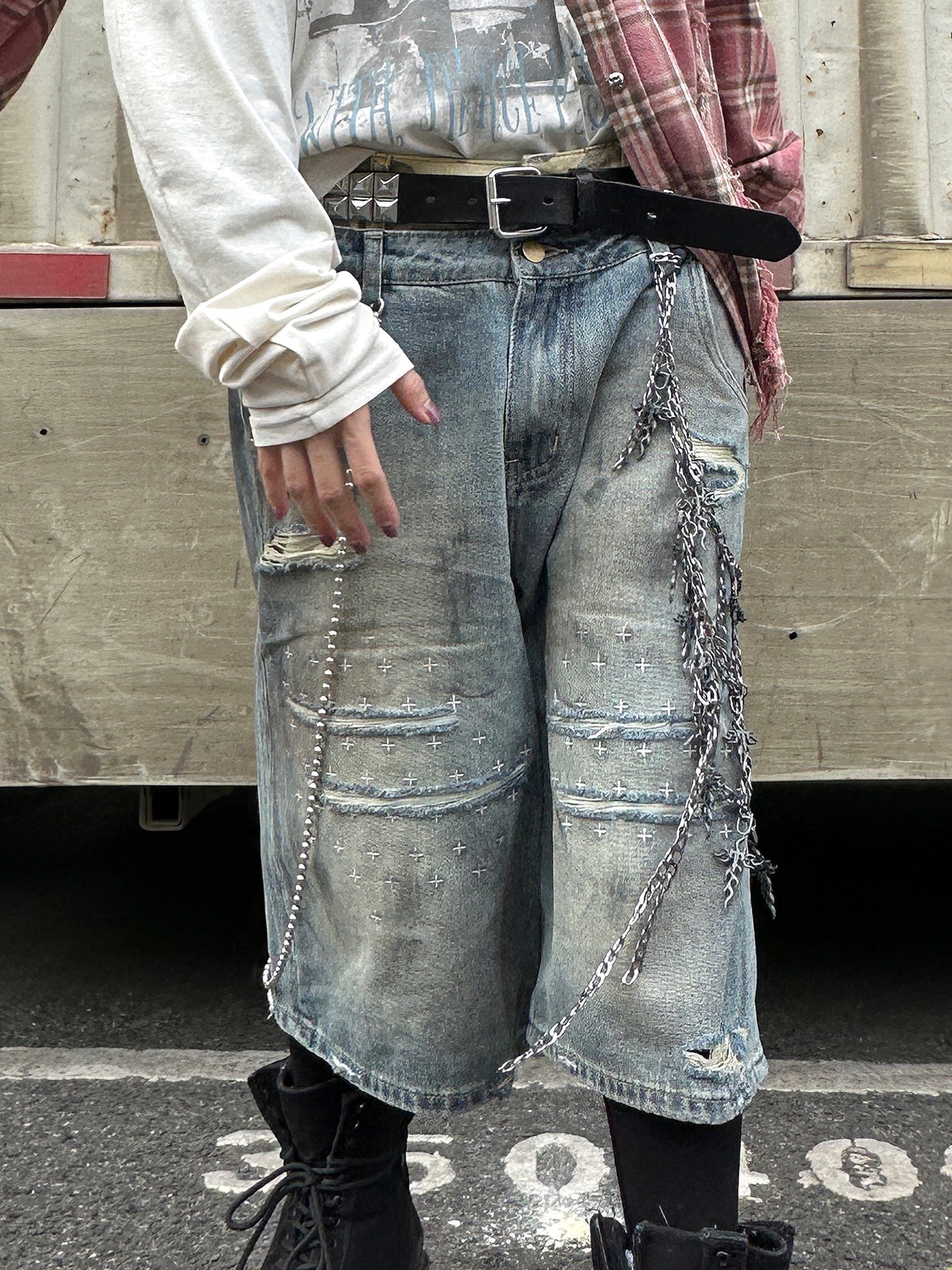 TH4SWE Double-Waist Cross Embroidered Distressed Shorts