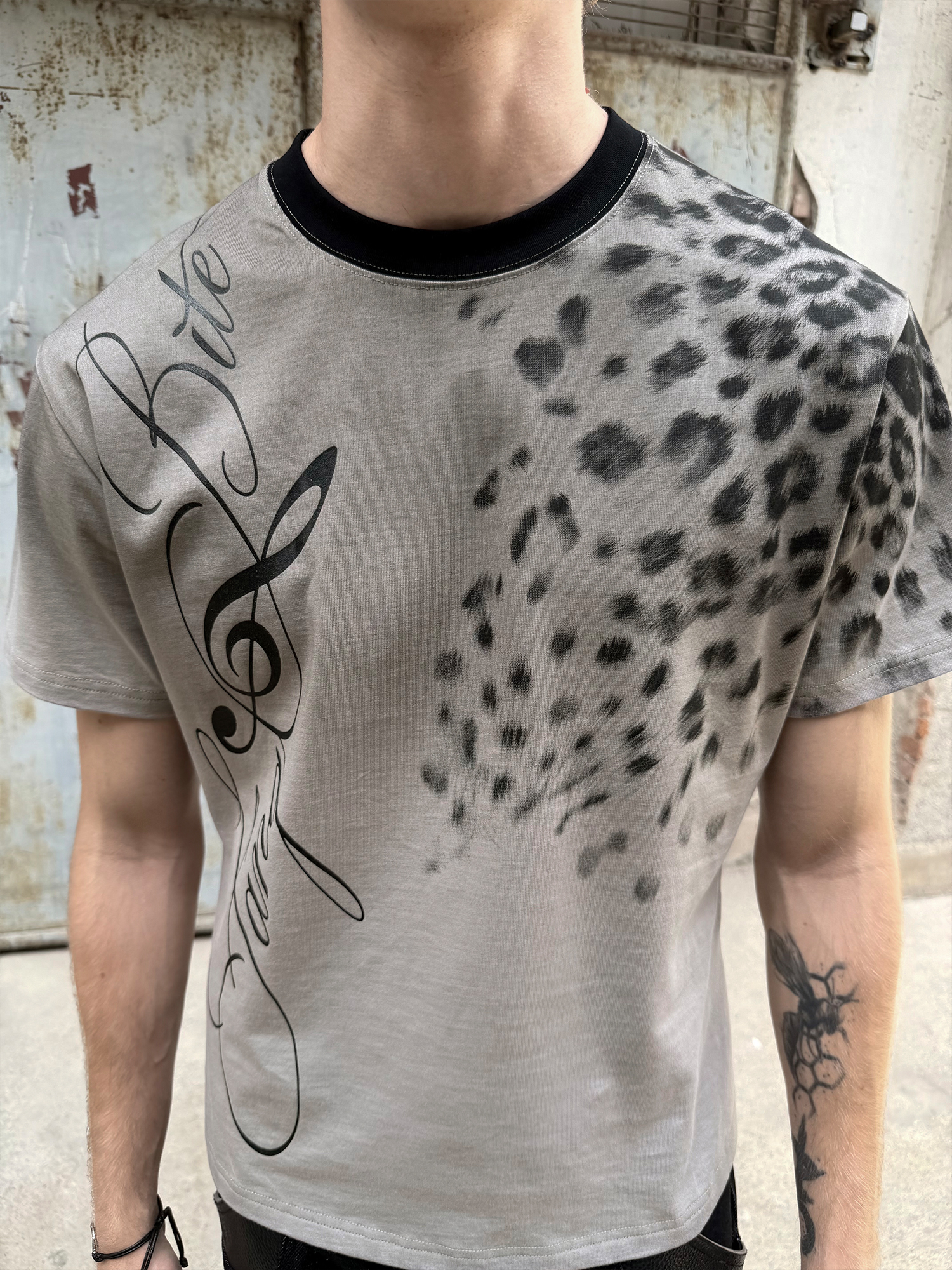 ESAIAS Washed Leopard Graphic T-Shirt