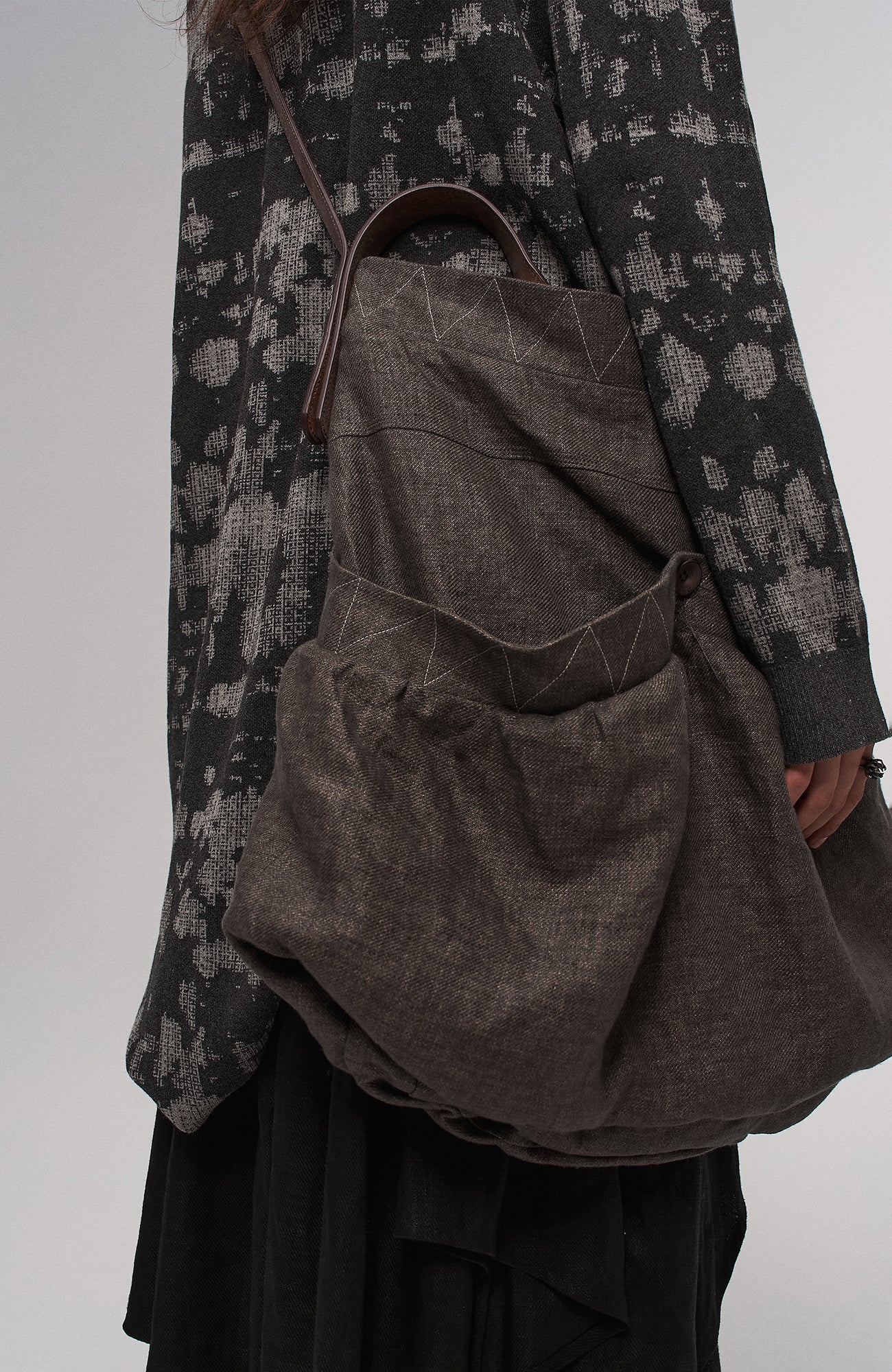 ILNya Nieternite Nifutur Oversized Linen Horsehide-Strap Messenger Bag