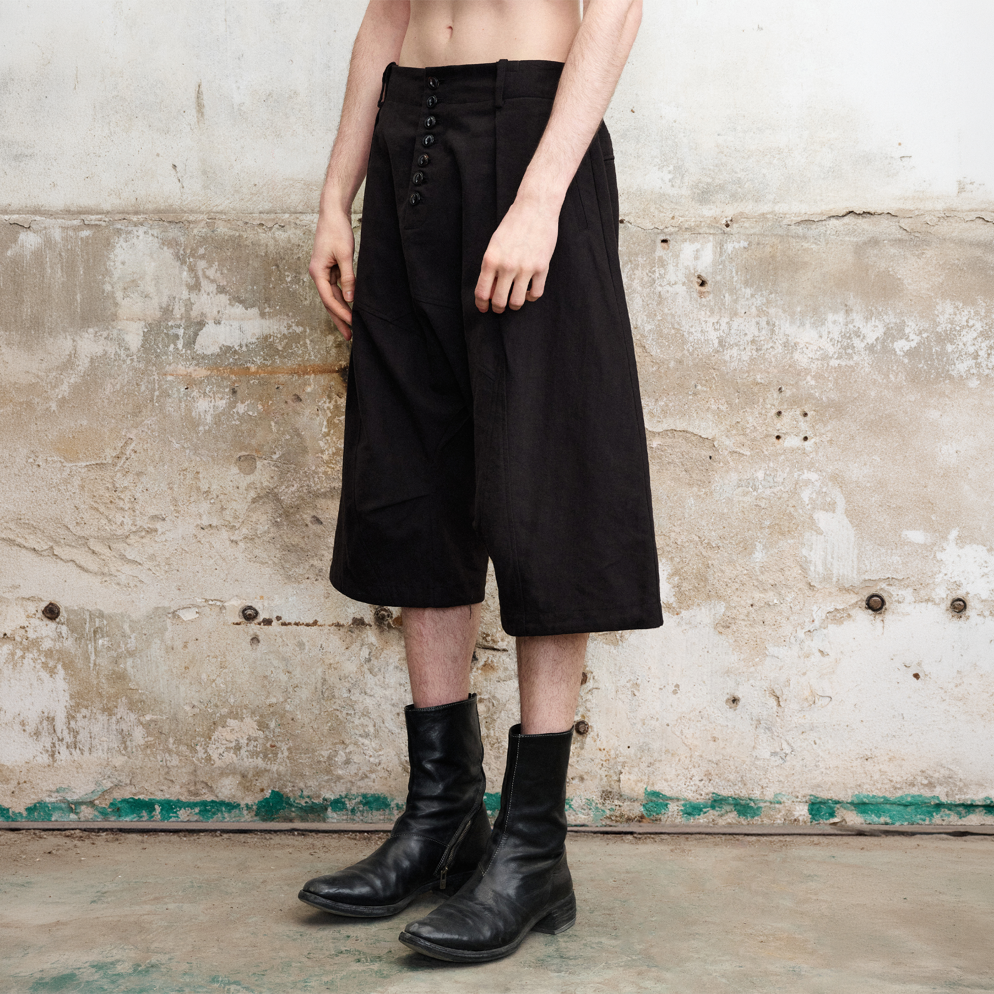 ILNya Nieternite Nifutur Pleated Drop-Crotch Button-Fly Cropped Pants Black, premium urban and streetwear designers apparel on PROJECTISR.com, ILNya Nieternite Nifutur