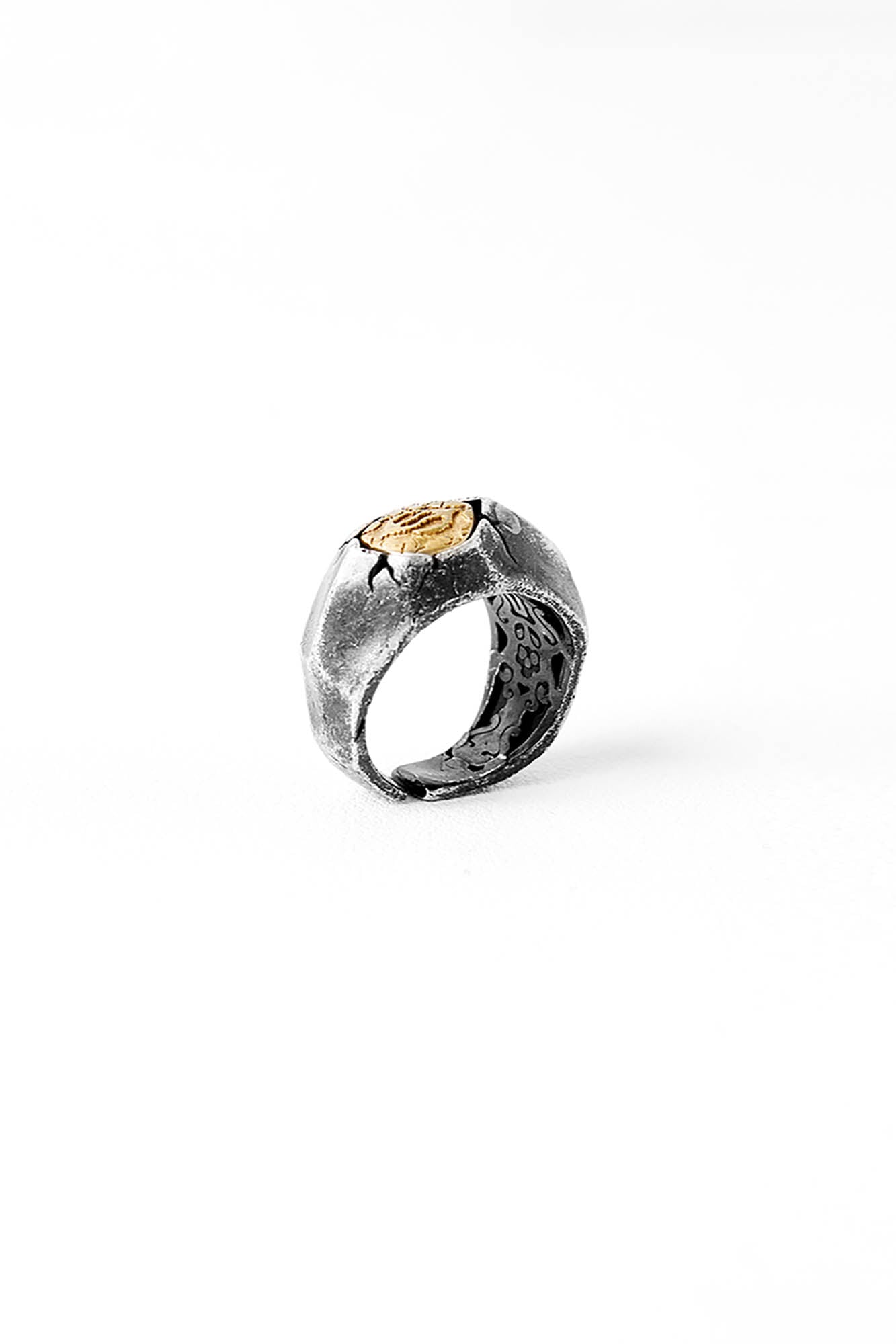 FLYERRER Cracked Sigil Ring