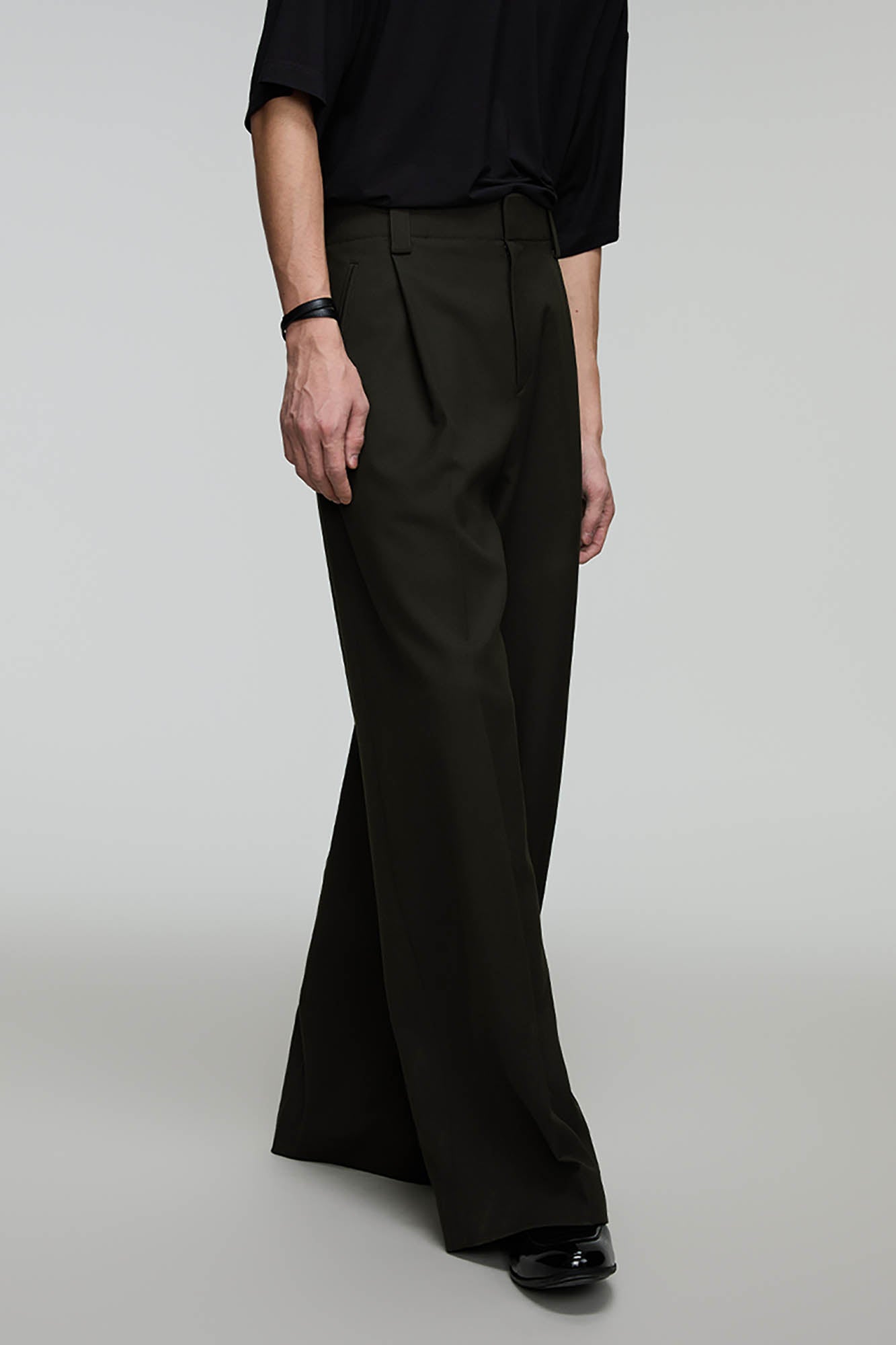 OPICLOTH Pleated Tapered Waist Straight-Leg Trousers