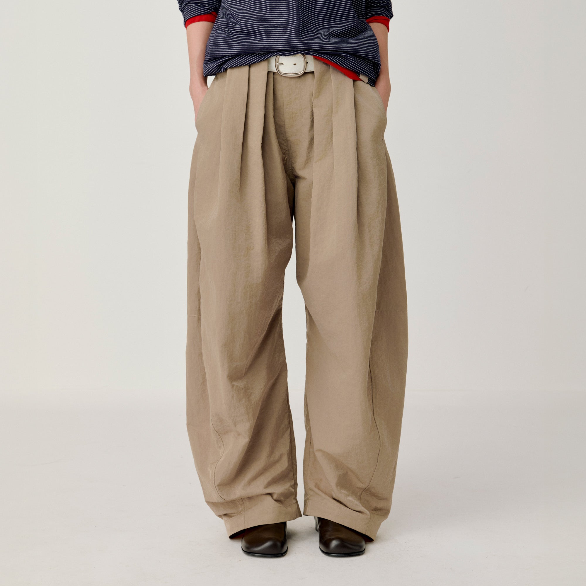 OPICLOTH Pleat Belted Curve Trousers