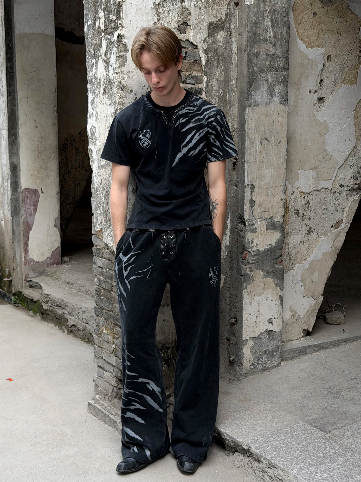 ESAIAS Washed Zebra Lace-Up Tee