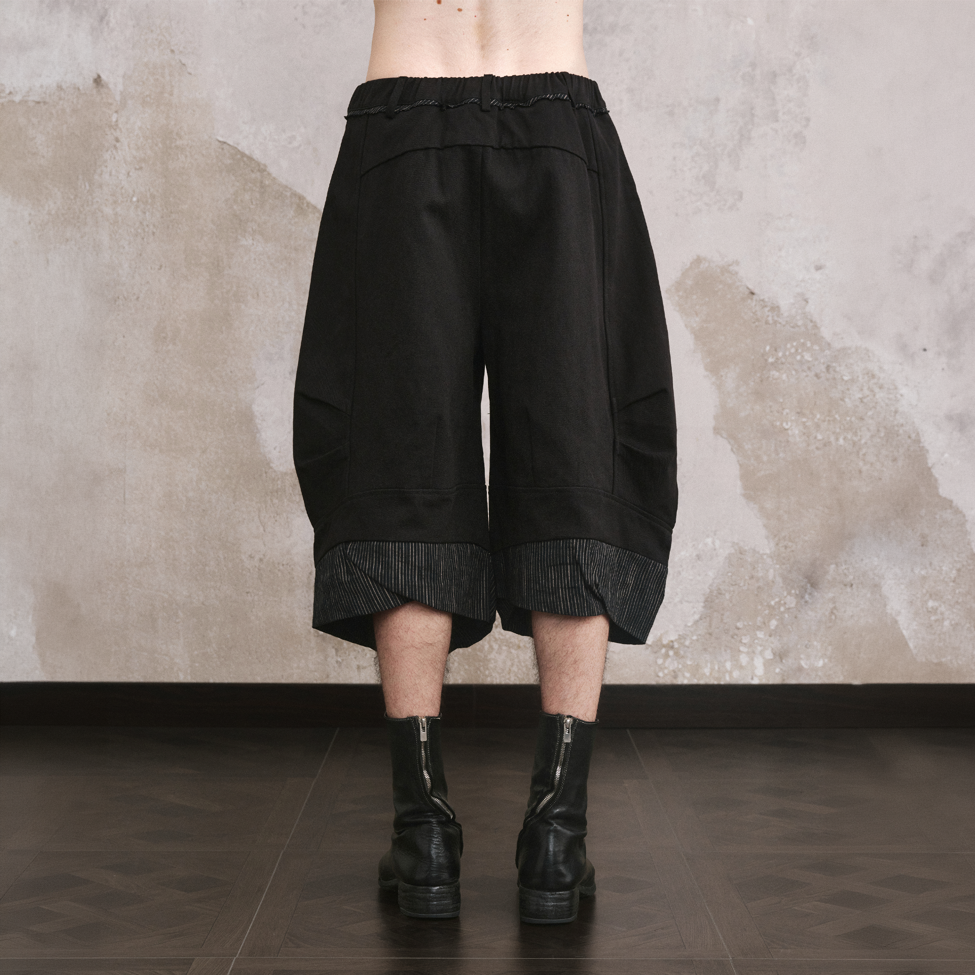 ILNya Nieternite Nifutur Crinkled Curved Cropped Pants Black