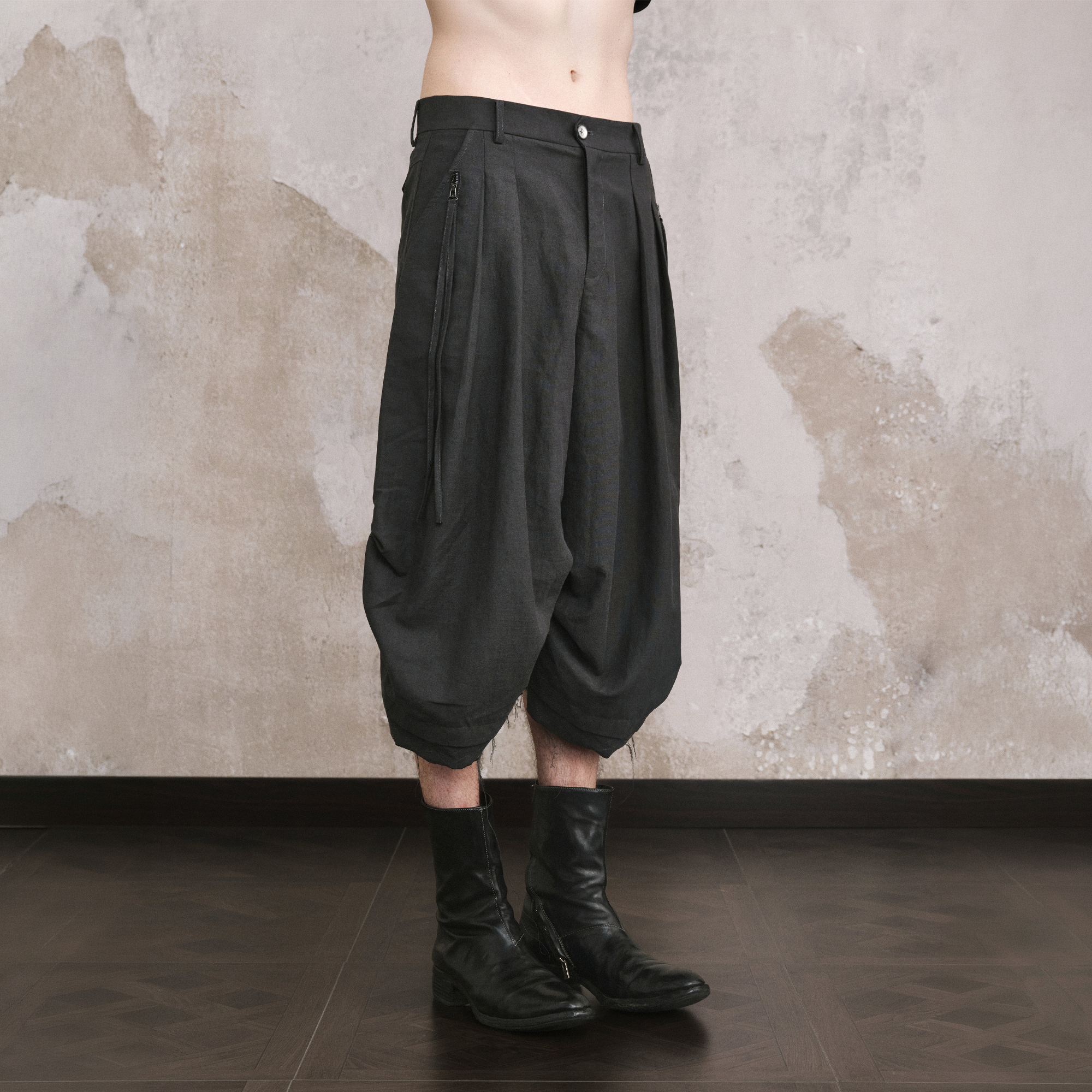 ILNya Nieternite Nifutur Pleated Raw Edge Curved Shorts