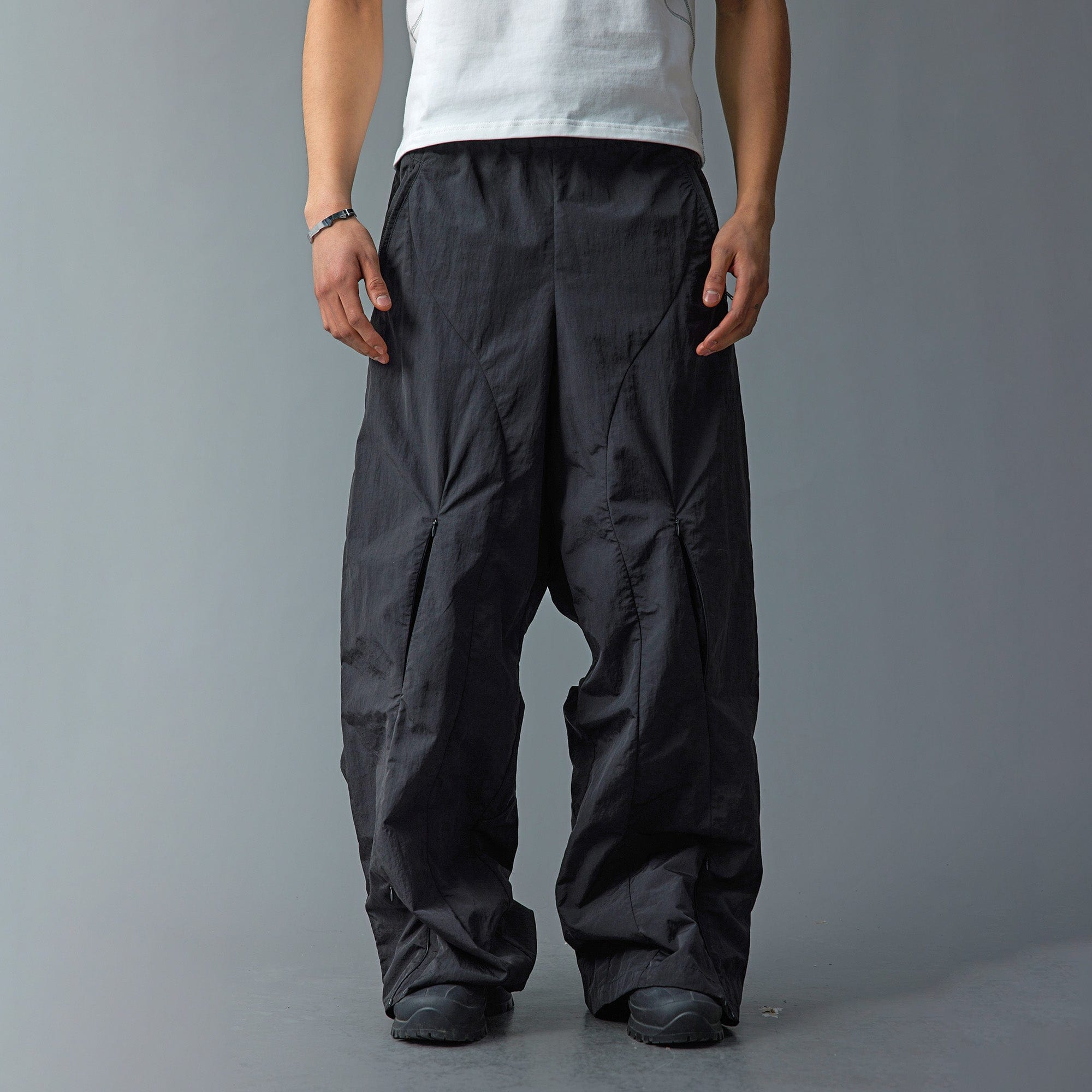 WHISTLEHUNTER Deconstructed Pleated Zipper Pockets Pants