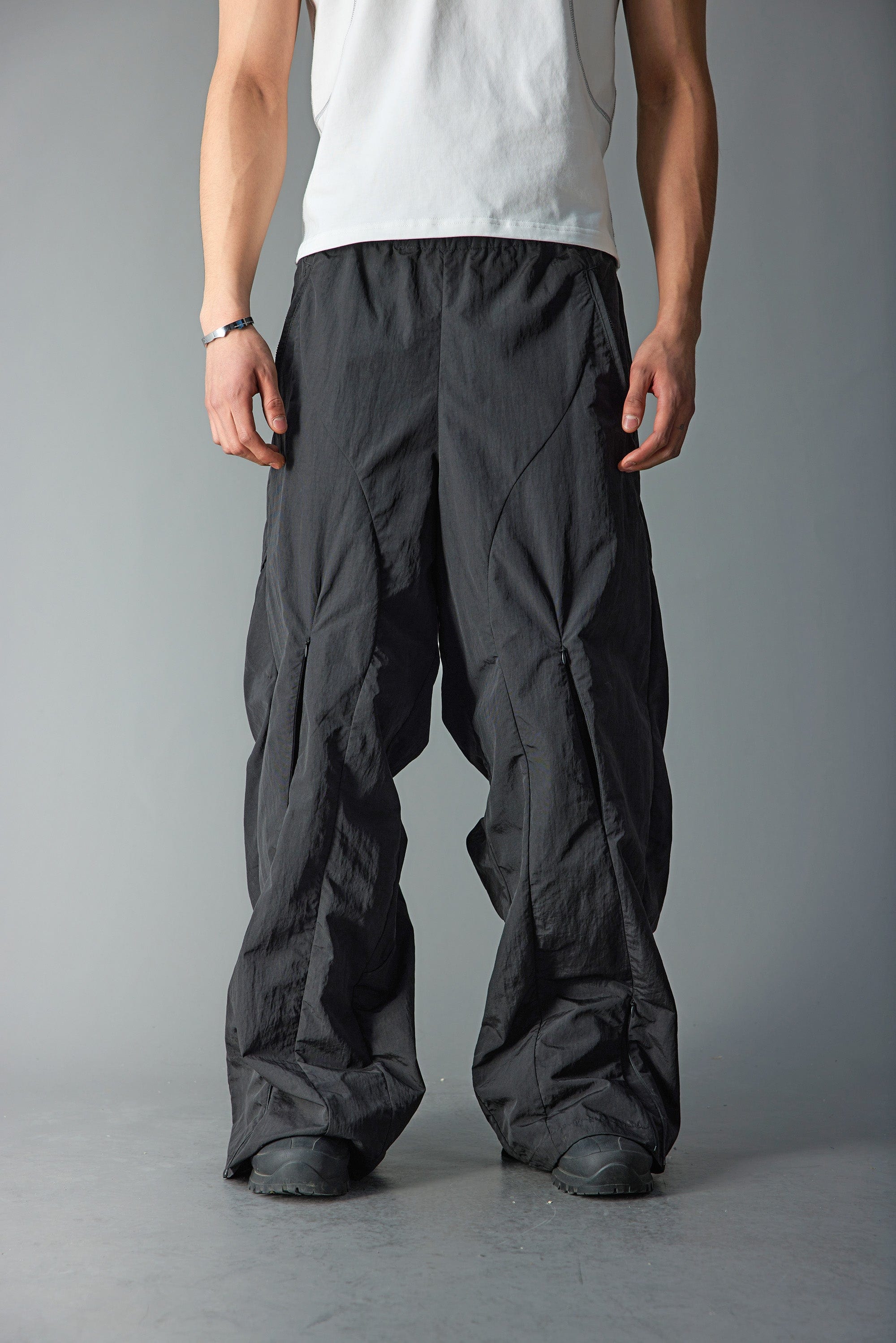 WHISTLEHUNTER Deconstructed Pleated Zipper Pockets Pants