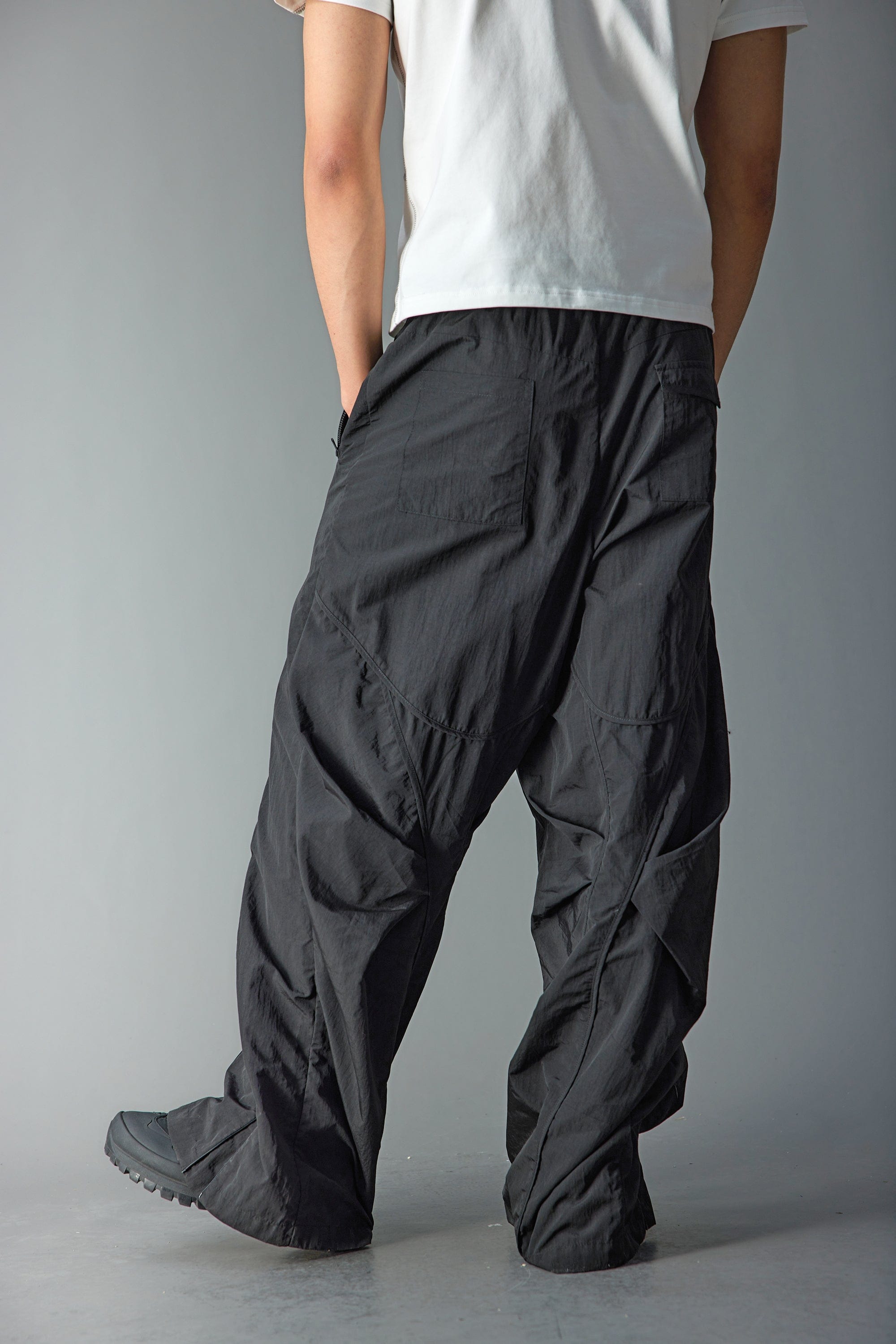 WHISTLEHUNTER Deconstructed Pleated Zipper Pockets Pants